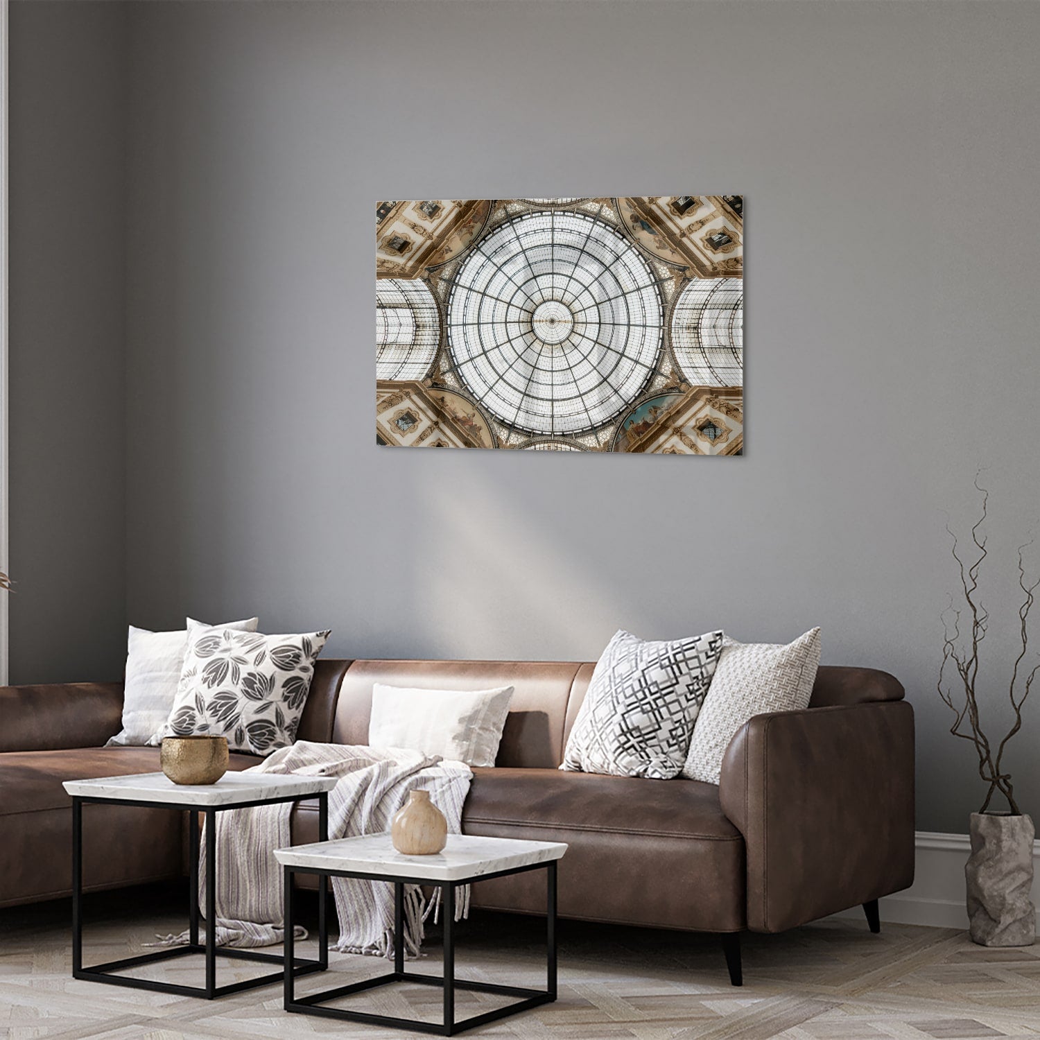 Elegant glazen schilderij van een kunstzinnige koepel op een muur.