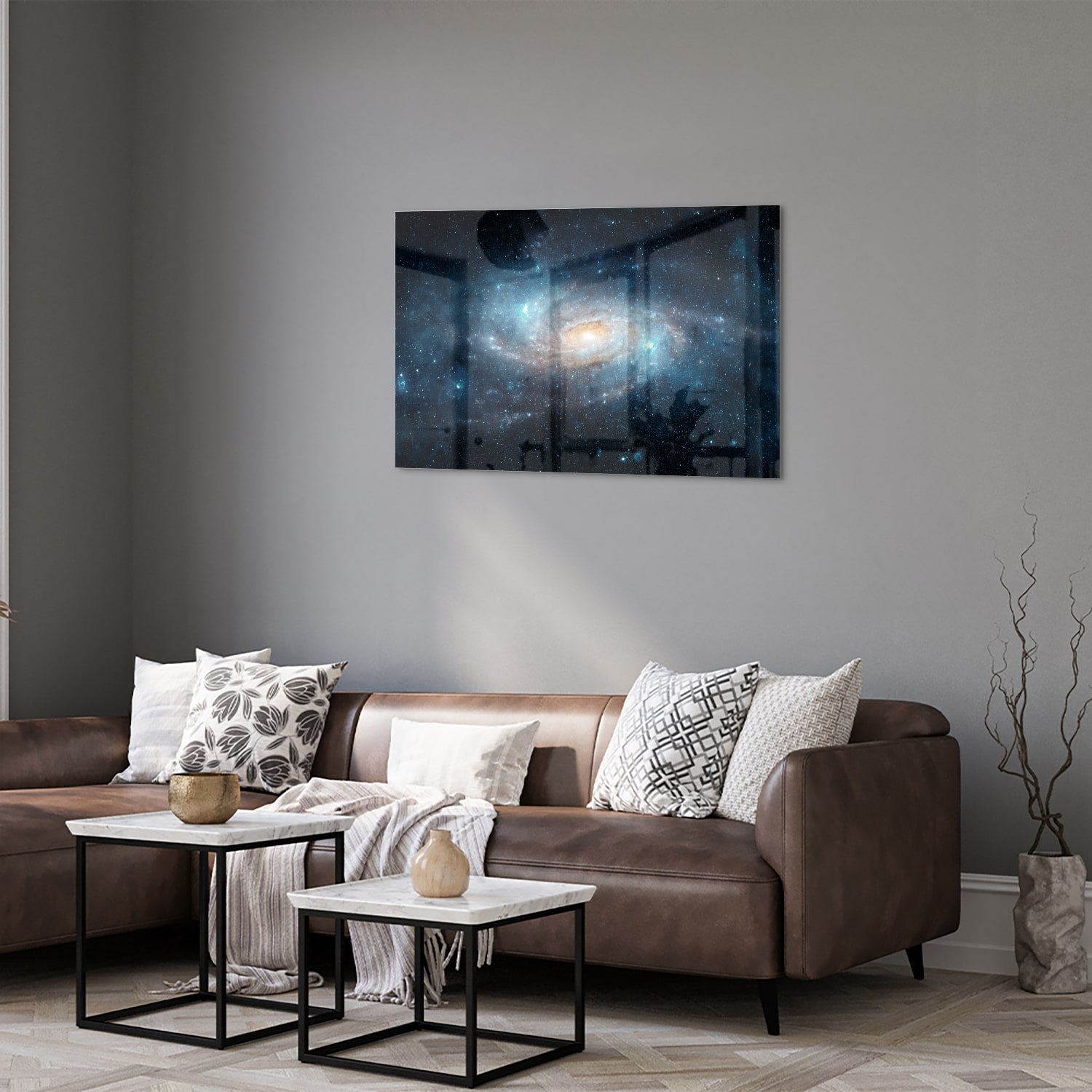 Glazen schilderij van een sterrenstelsel aan de muur in een moderne woonkamer.