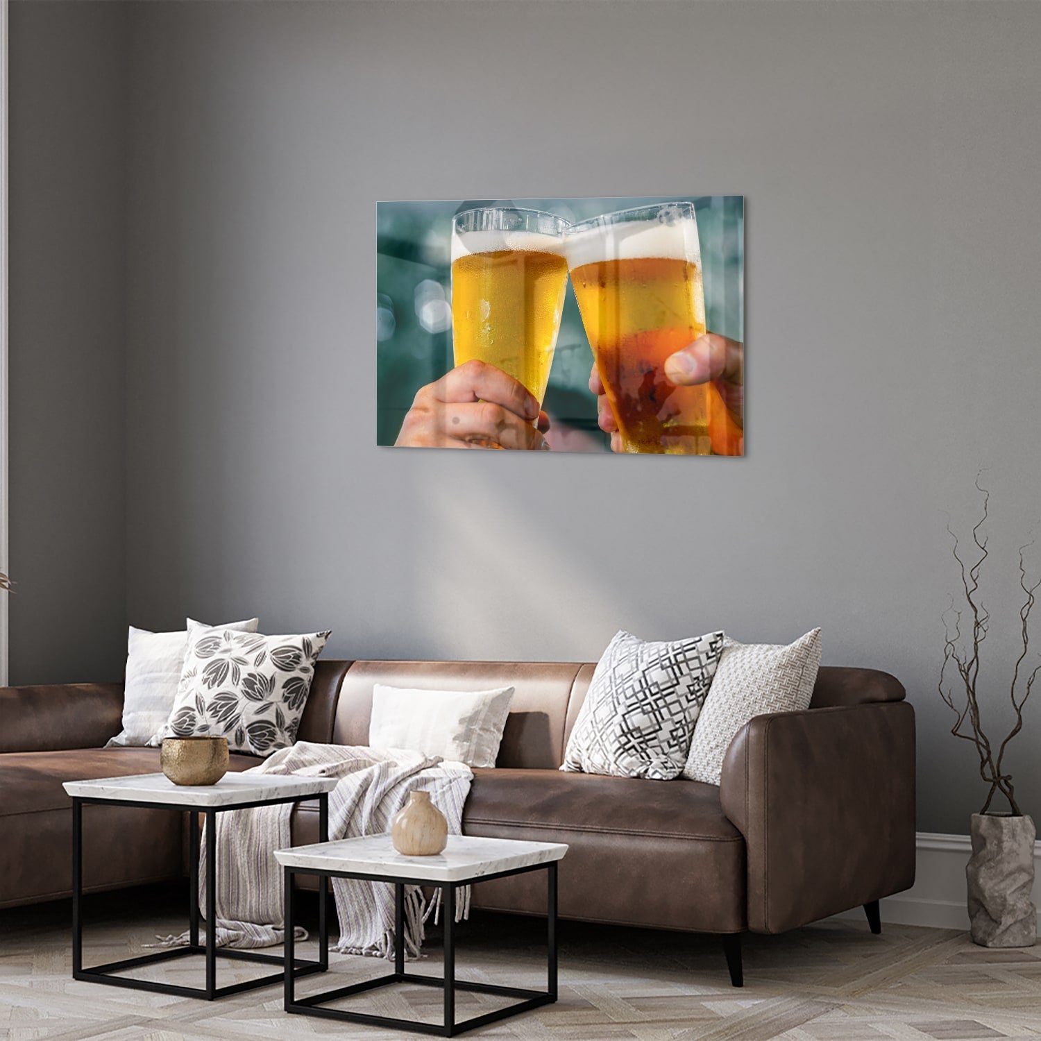Glazen schilderij van twee glazen bier die aan elkaar getild worden in een feestelijke setting.