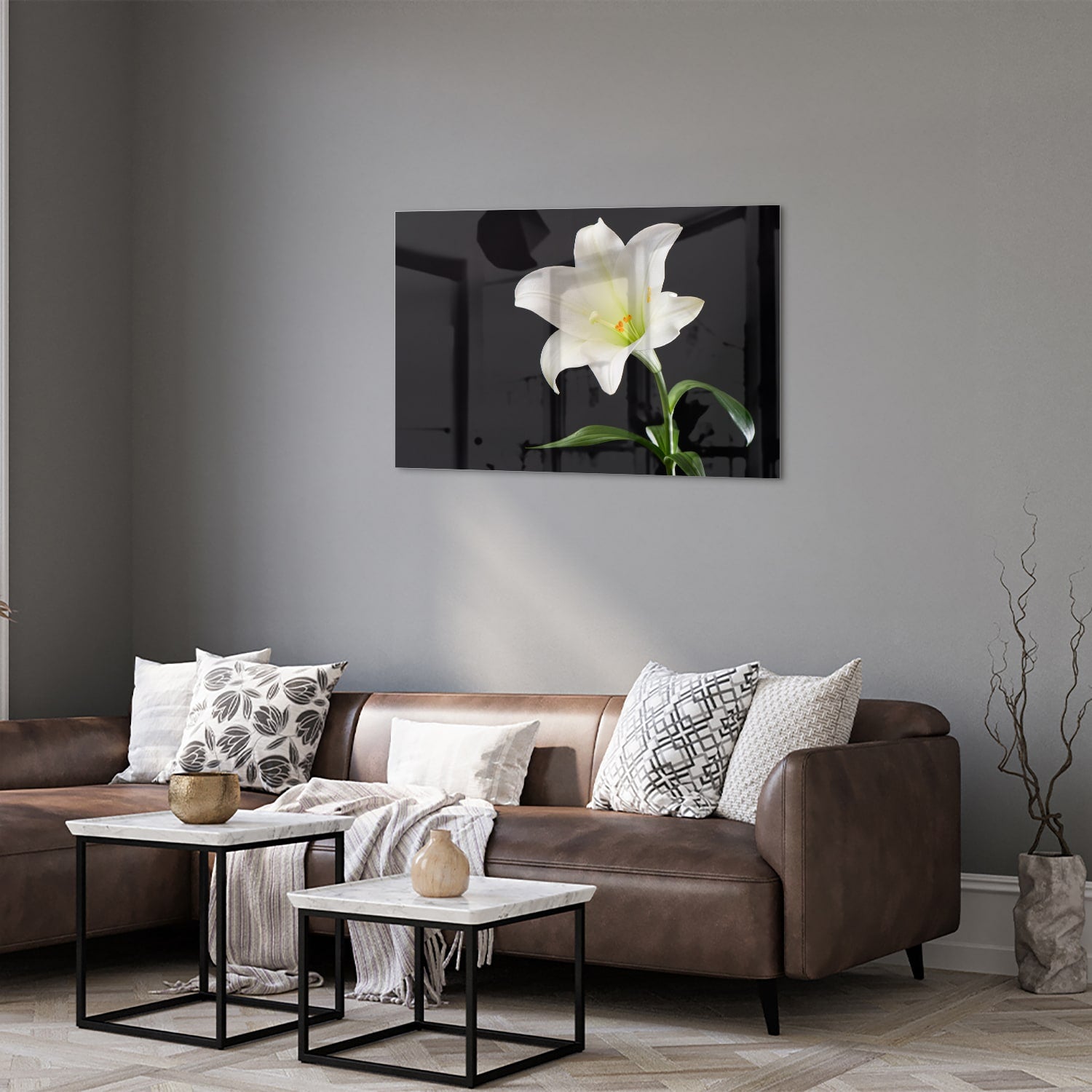 Glazen schilderij van een witte lelie aan de muur in een stijlvol interieur.