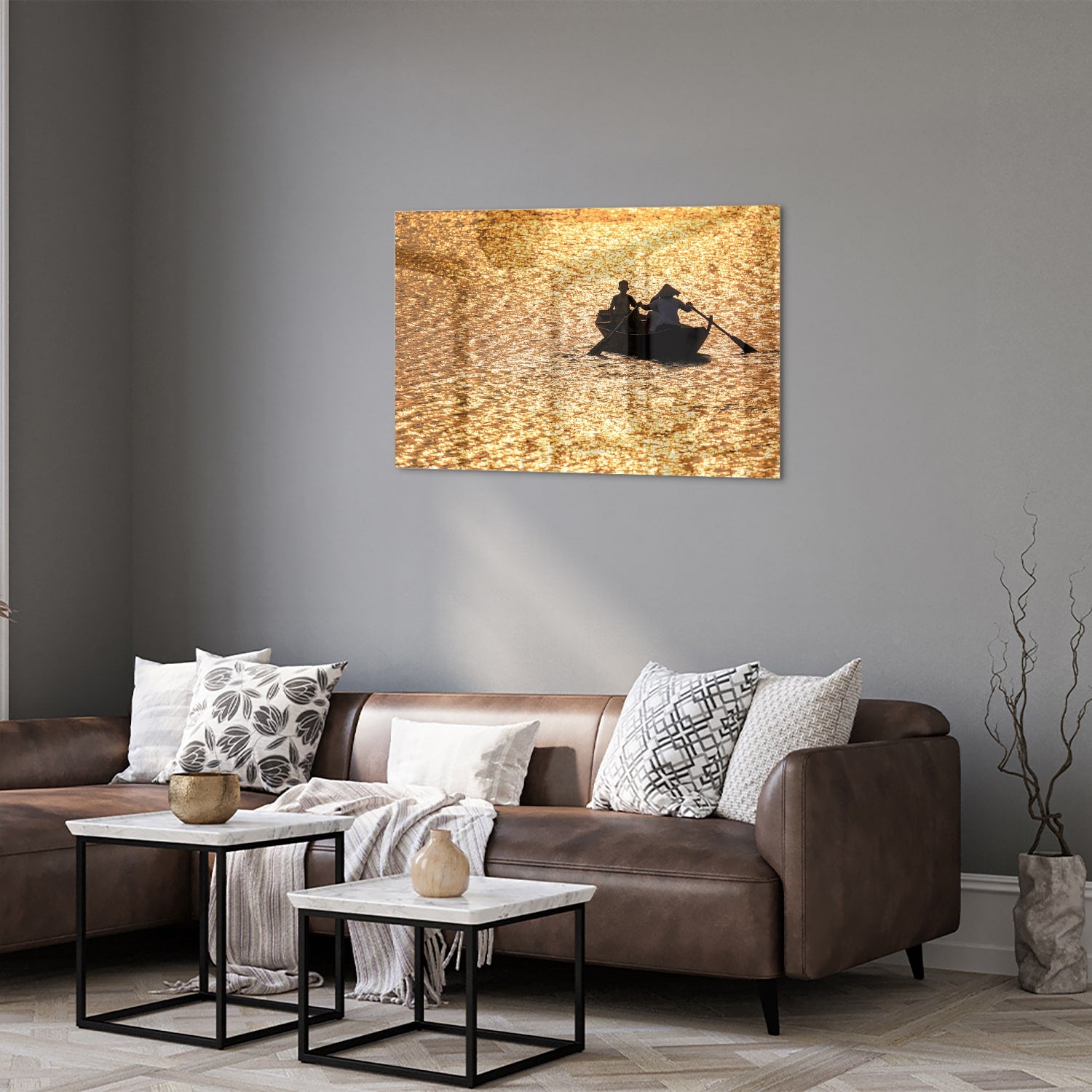 Glazen schilderij van een roeiboot op glinsterend, gouden water