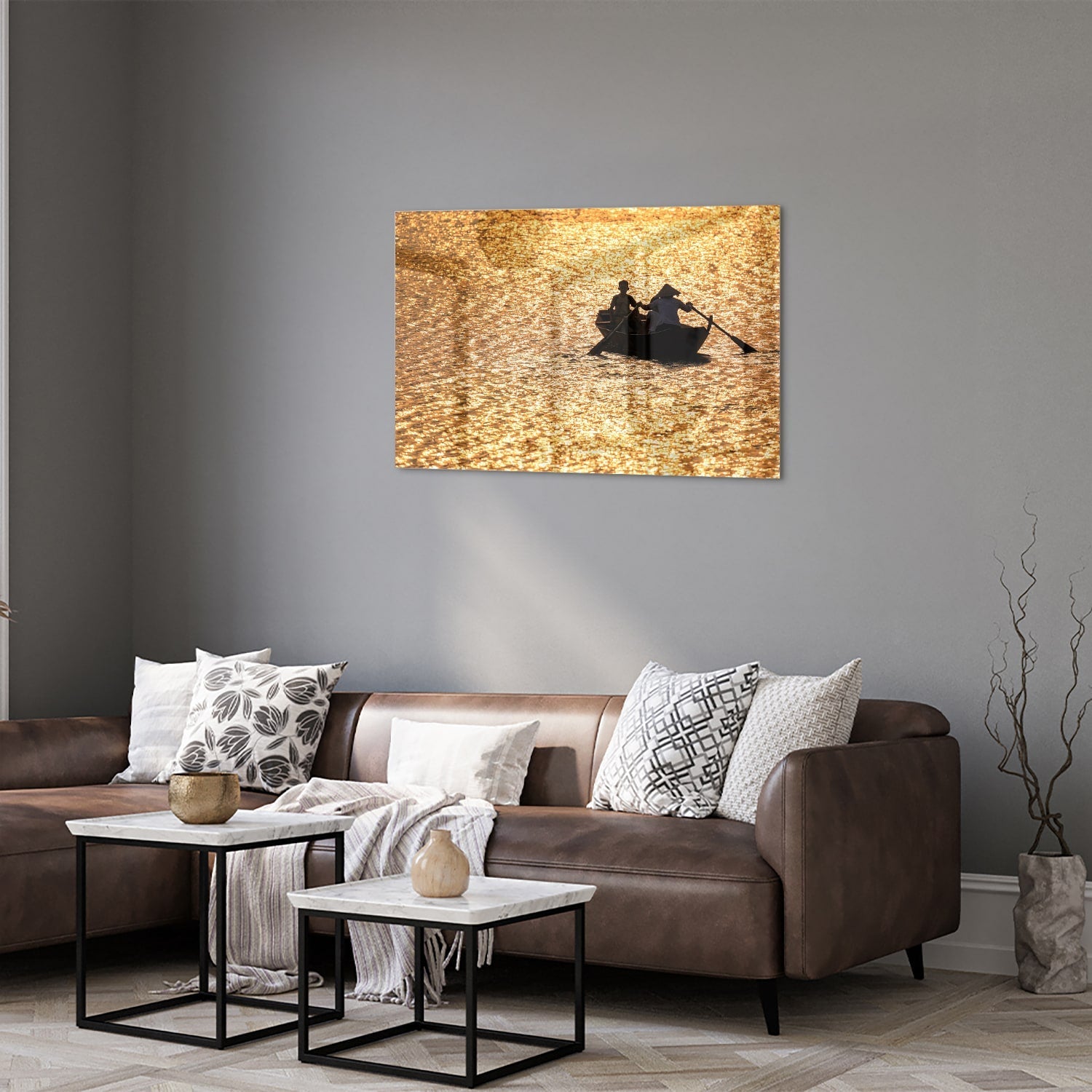 Glazen schilderij van een roeiboot op glinsterend, gouden water