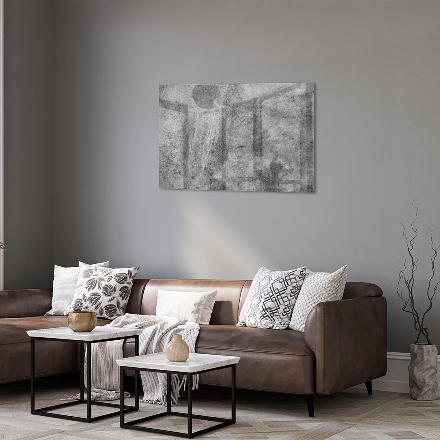 Abstract glazen schilderij in grijstinten op een witte muur.