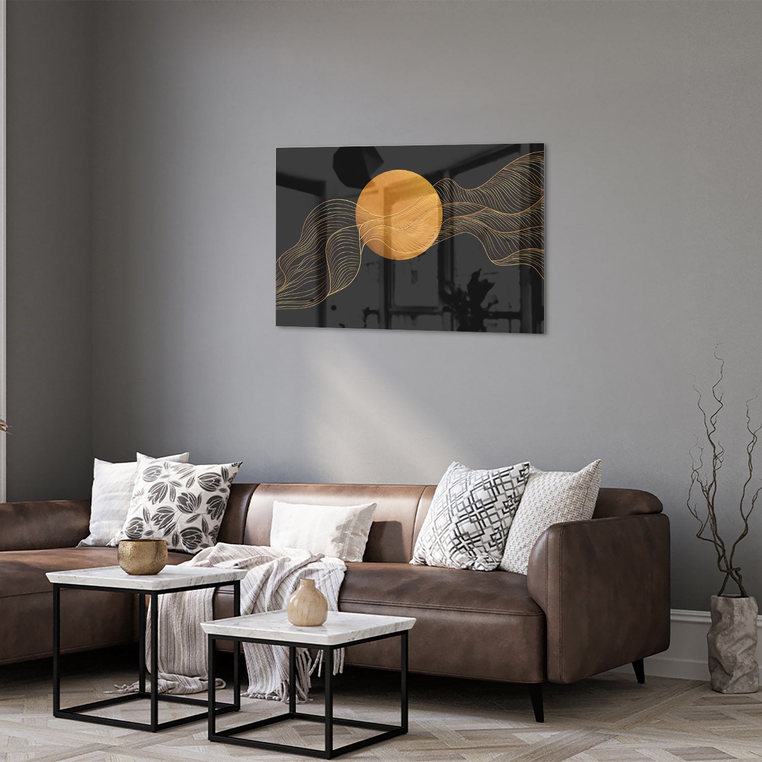 Abstract glas schilderij met een gouden zon en golvende lijnen op een zwarte achtergrond.