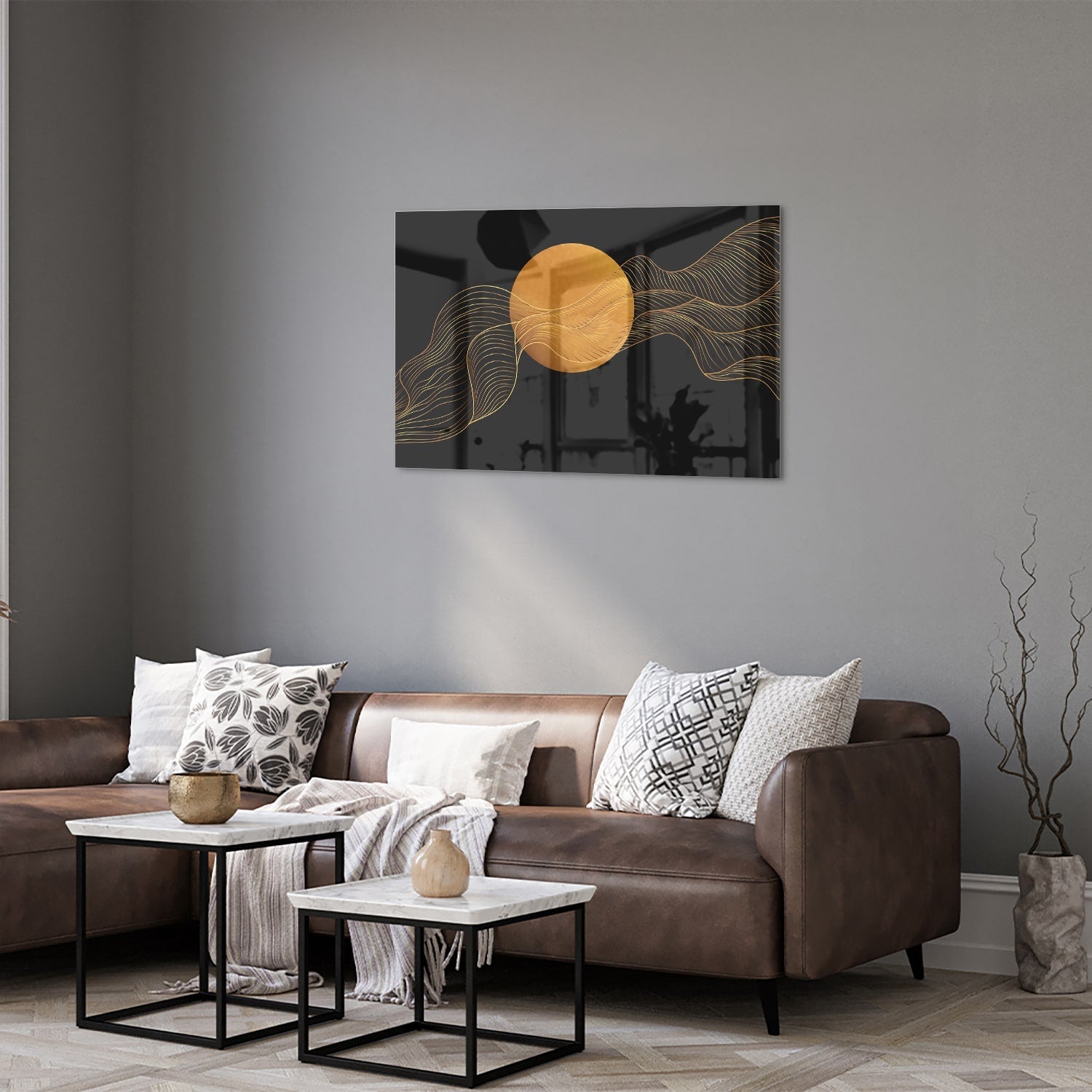 Abstract glas schilderij met een gouden zon en golvende lijnen op een zwarte achtergrond.