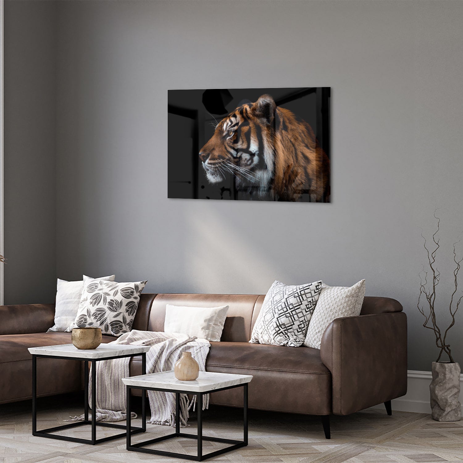 Glazen schilderij van een tijger met focus op het hoofd.