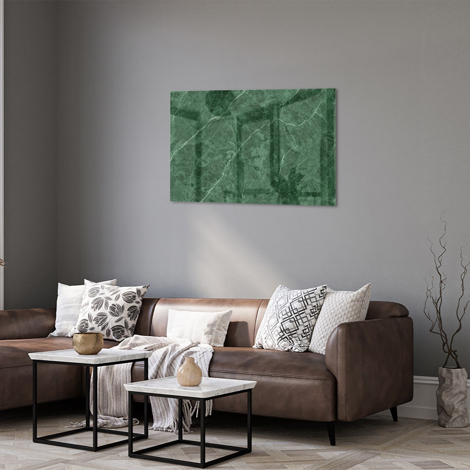 Groen glazen schilderij met marmerpatroon aan de muur.