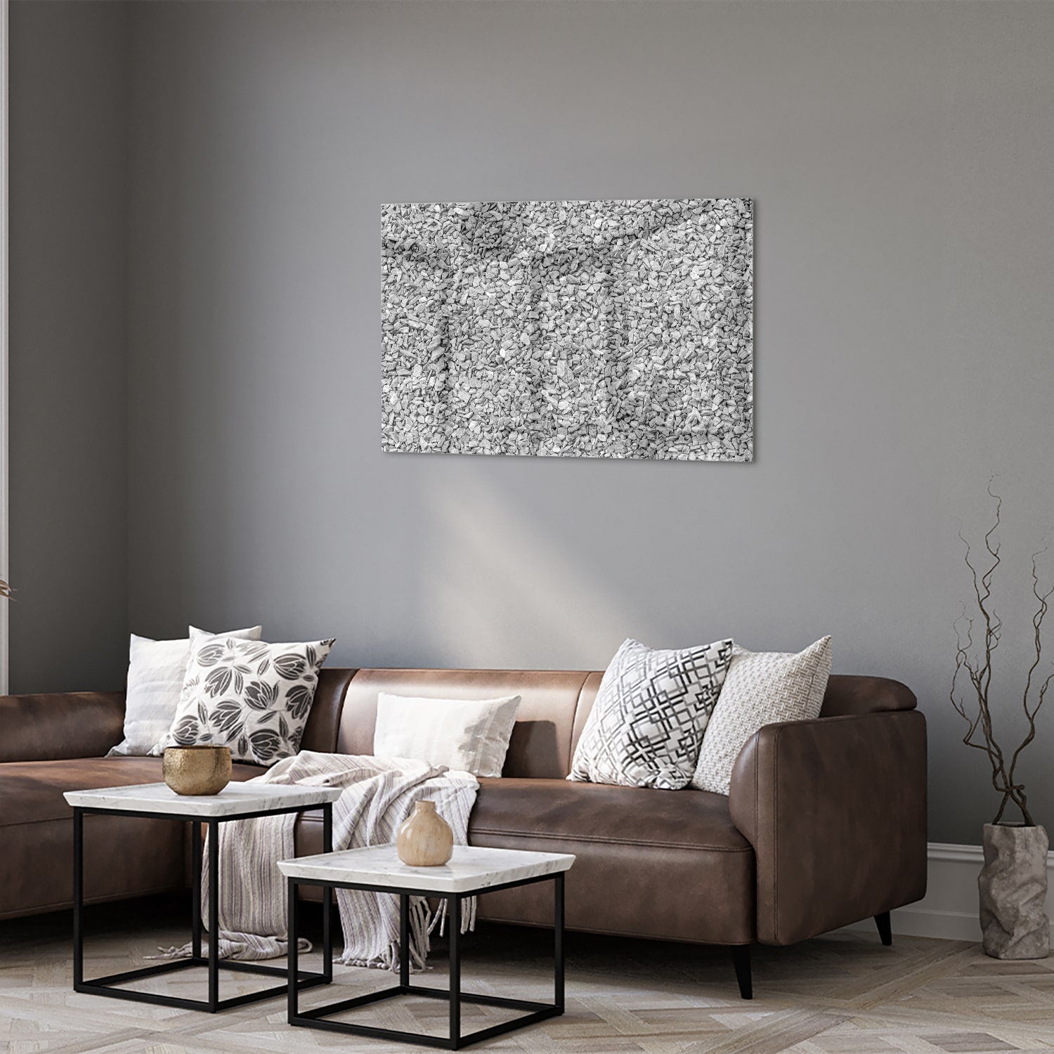 Abstract glazen schilderij met textuur hangt aan de muur in een modern interieur.