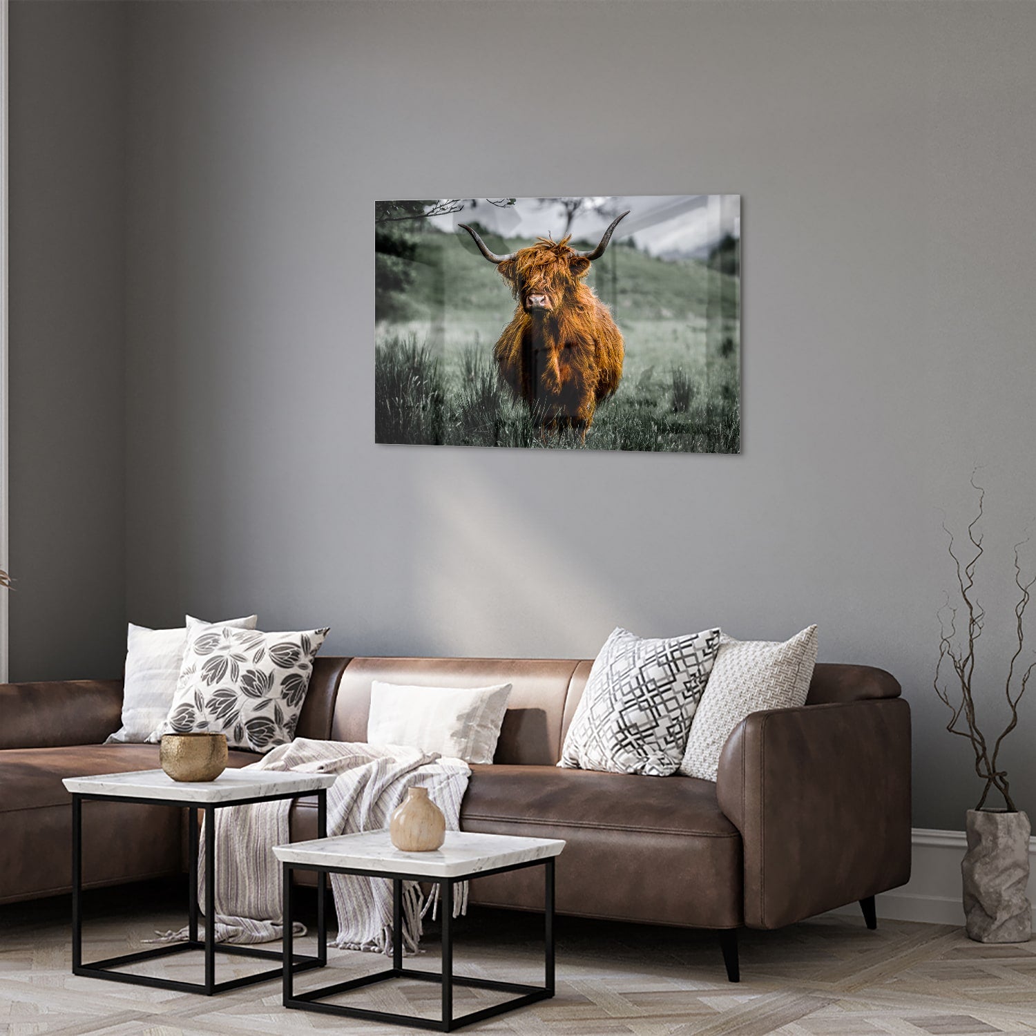 Schots Hooglander schilderij op glas in een groene omgeving.