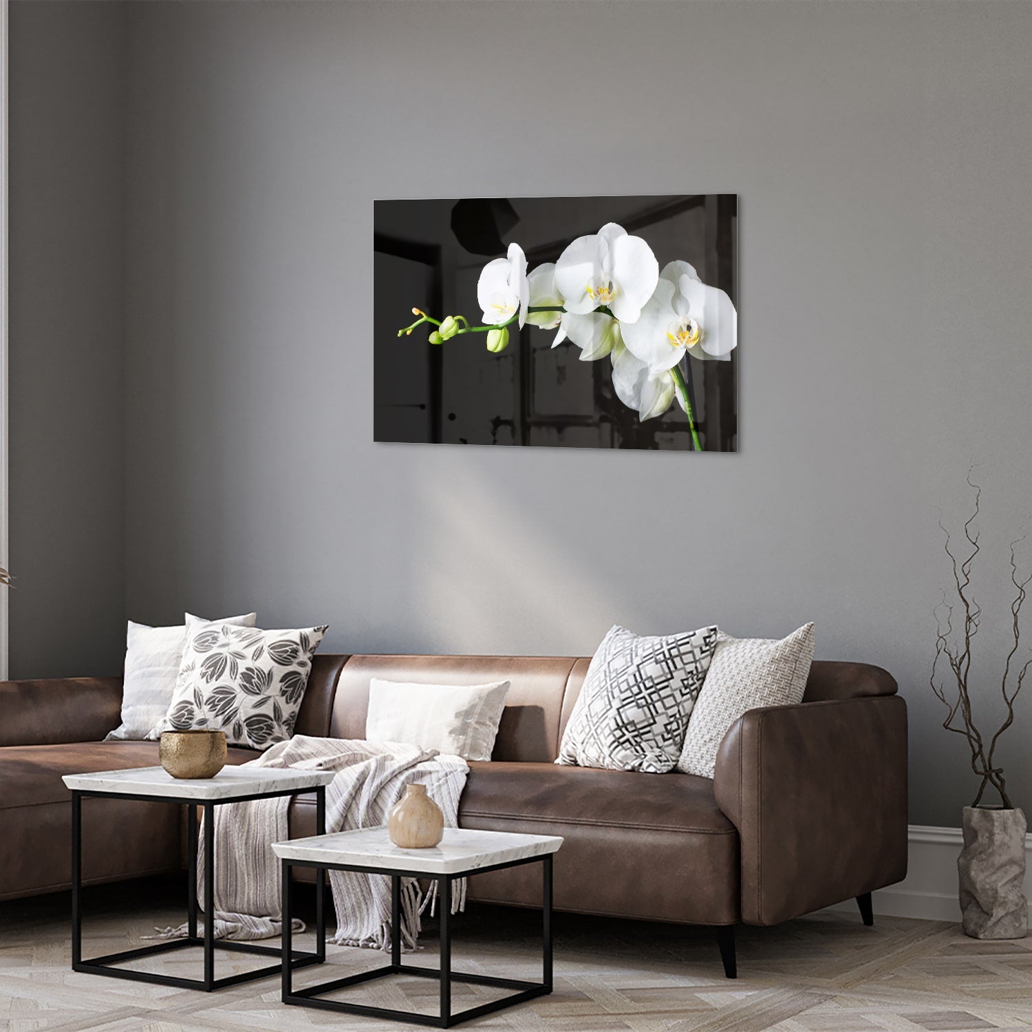 Glazen schilderij van witte orchideen op een zwarte achtergrond