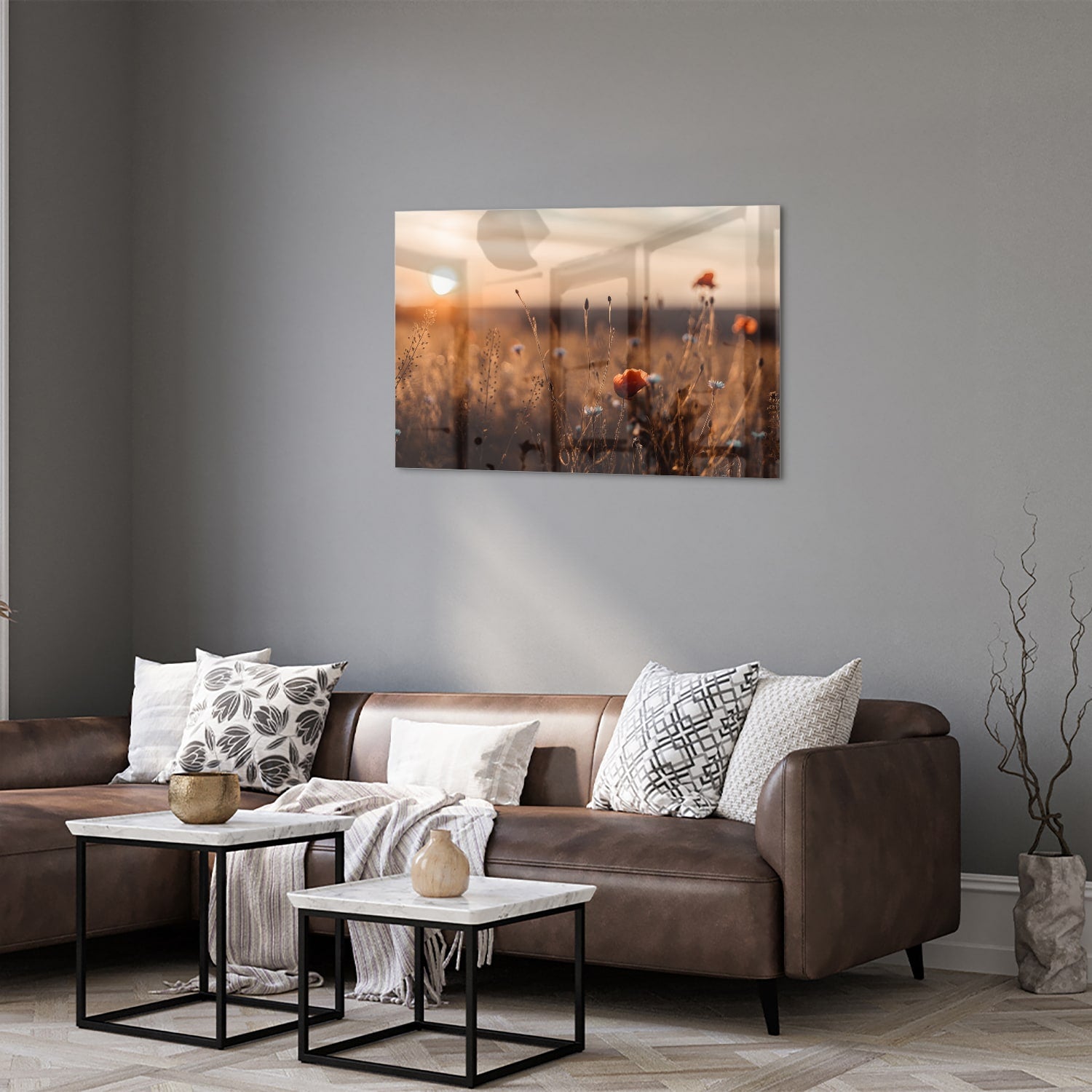 Glazen schilderij van een poppy veld bij zonsondergang, met warme kleuren.