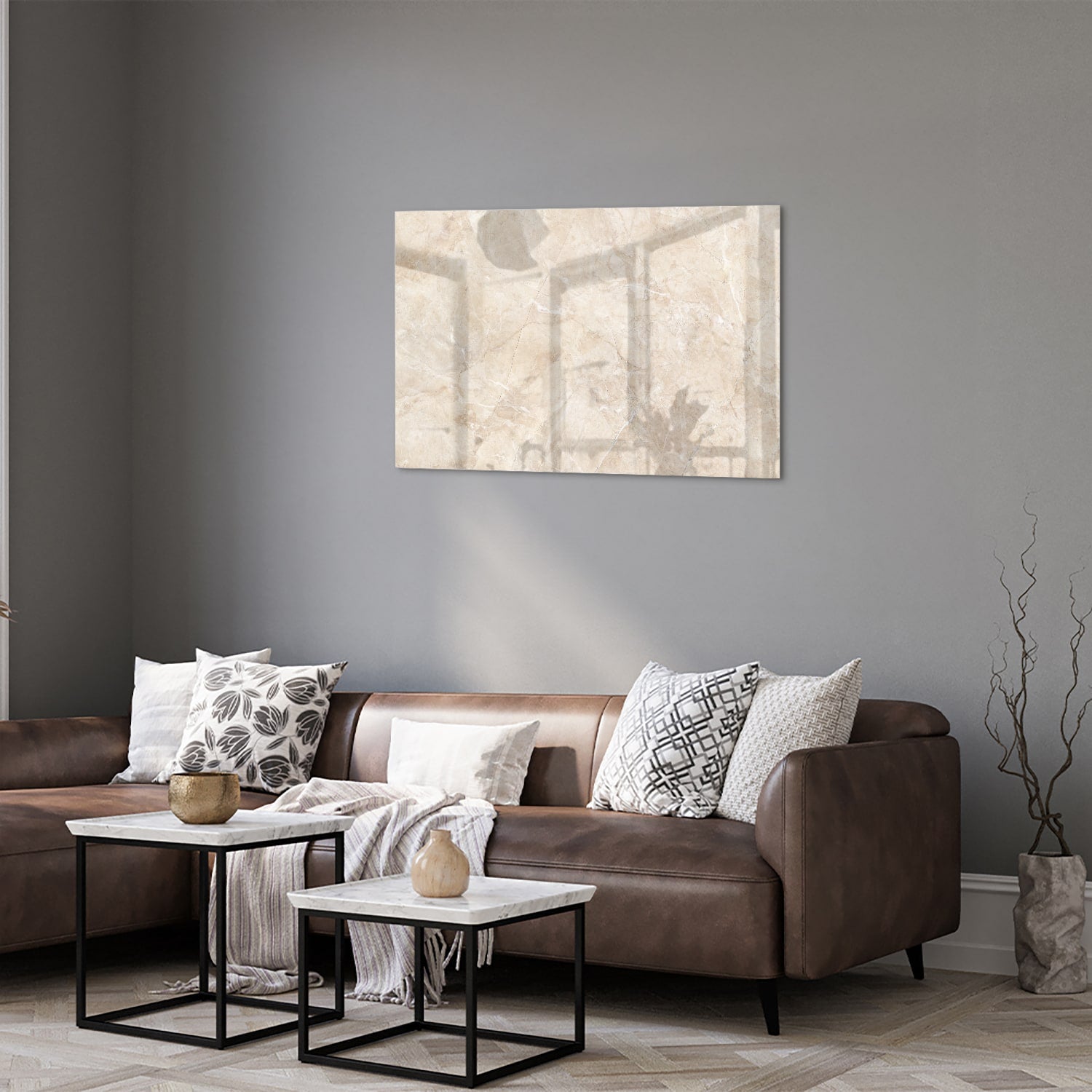 Een elegant glazen schilderij met natuurlijke tinten, perfect voor sfeervolle woonruimtes.