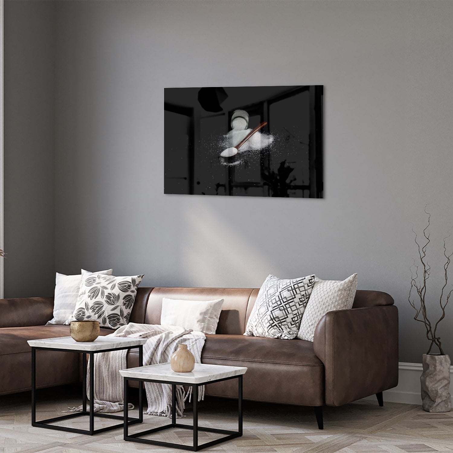 Een glazen schilderij met zout en een lepel op een zwarte achtergrond, ideaal voor keukeninrichting.