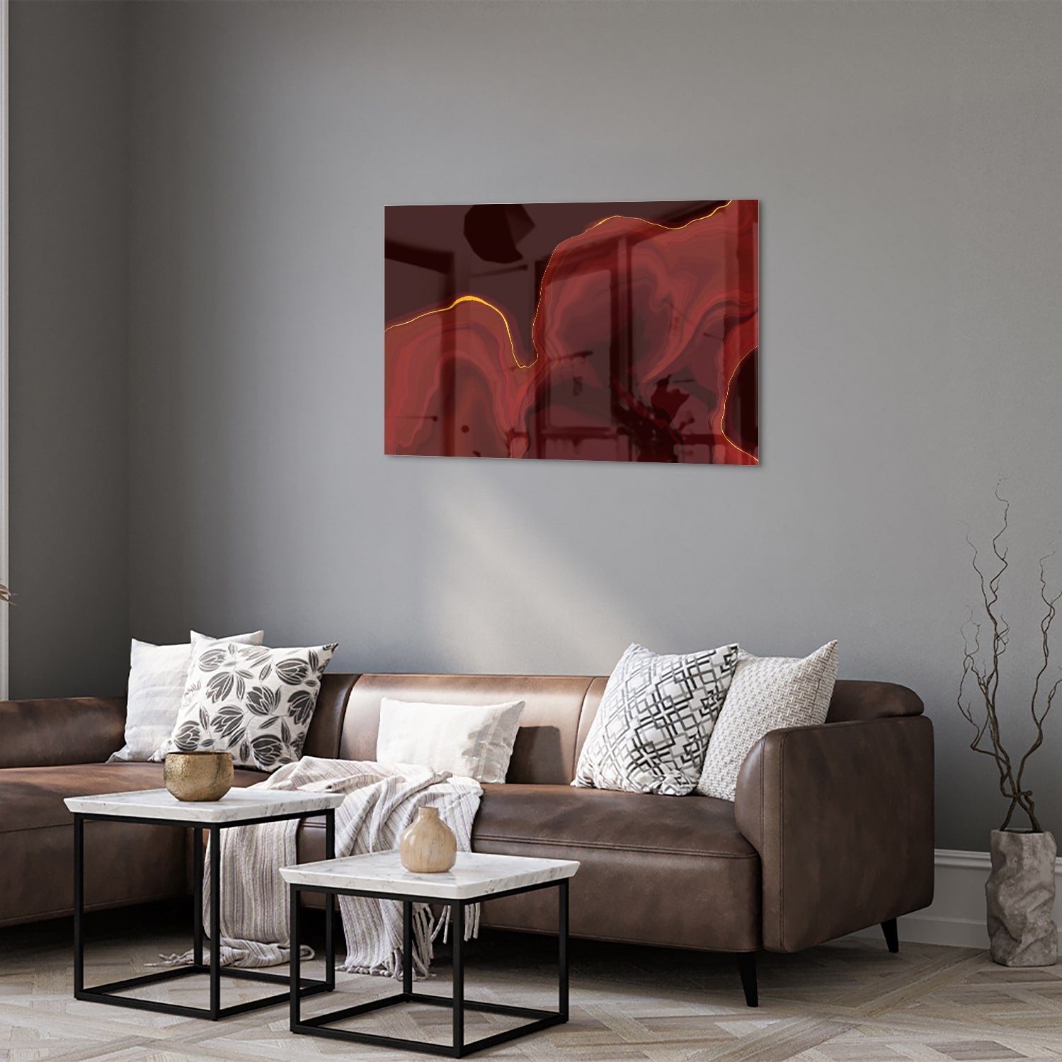Abstract glazen schilderij met warme roodtinten aan de muur