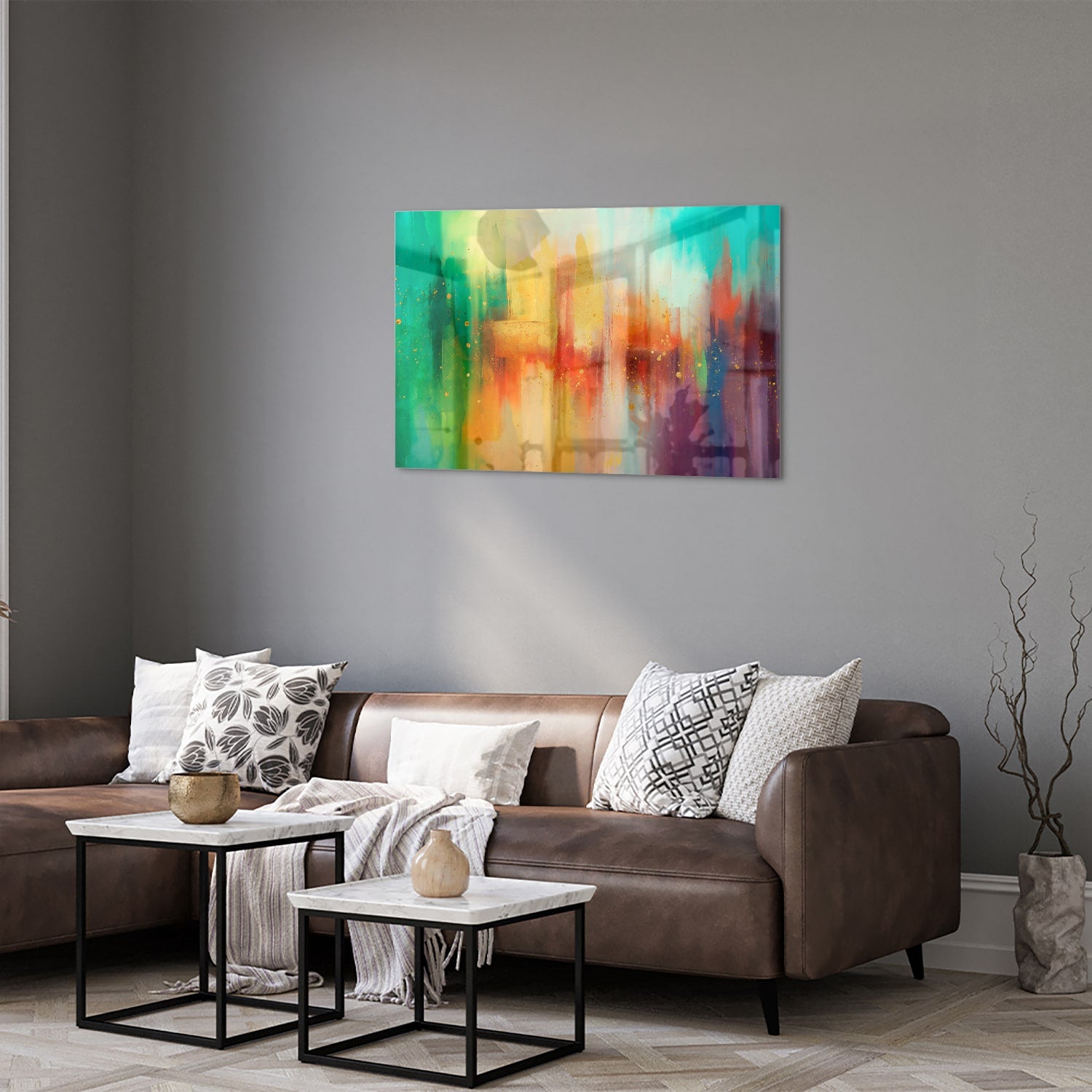 Abstract kleurrijk glazen schilderij aan de muur in een moderne woonkamer.