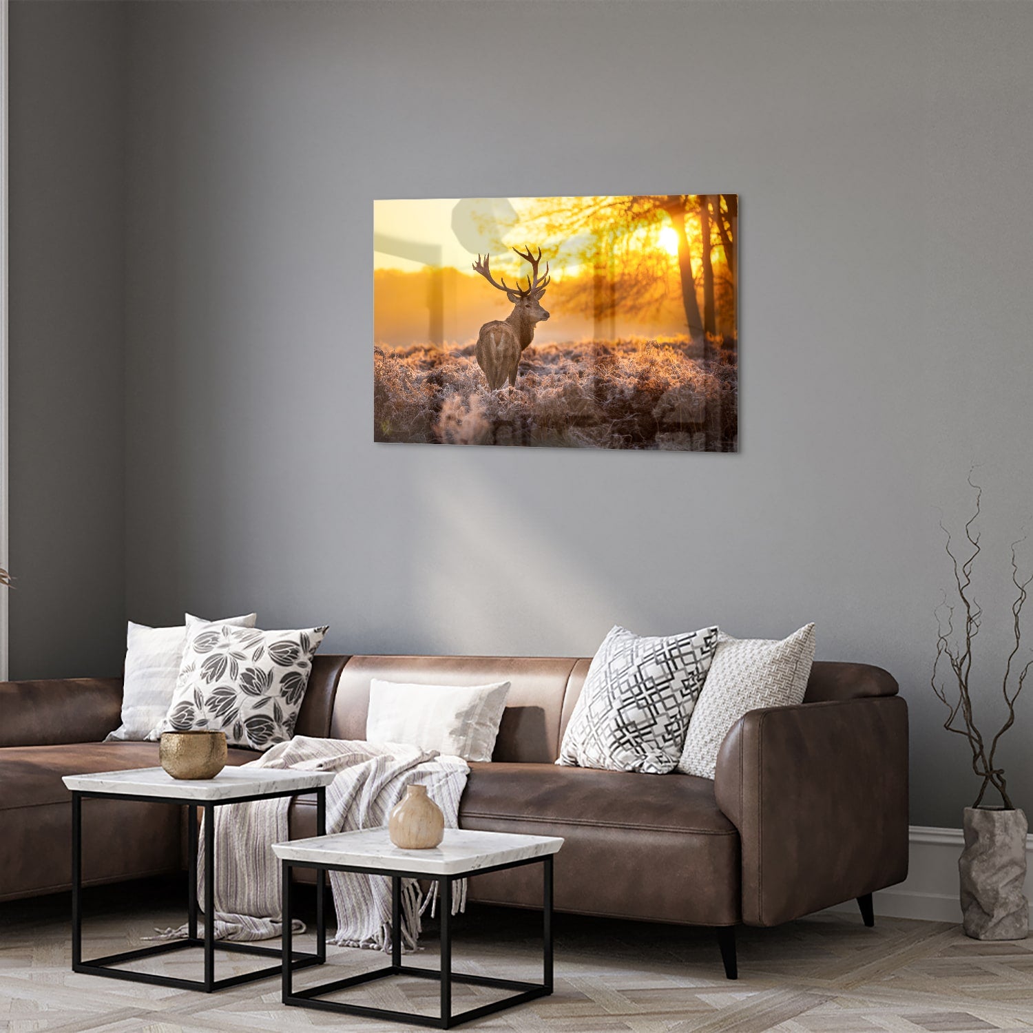Glazen schilderij van een hert in de opkomende zon boven een veld