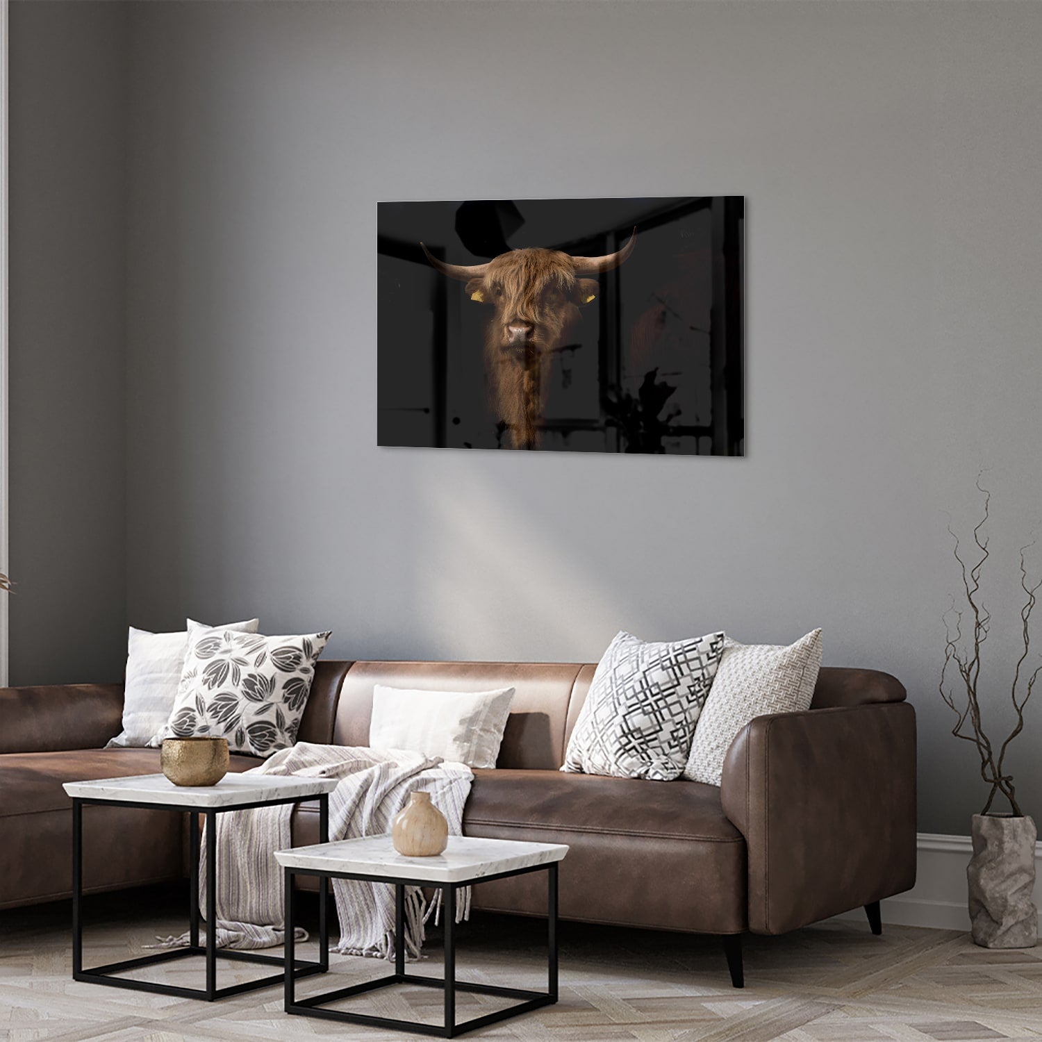 Glazen schilderij van een hooglander, een krachtige uitstraling in interieurdecoratie.