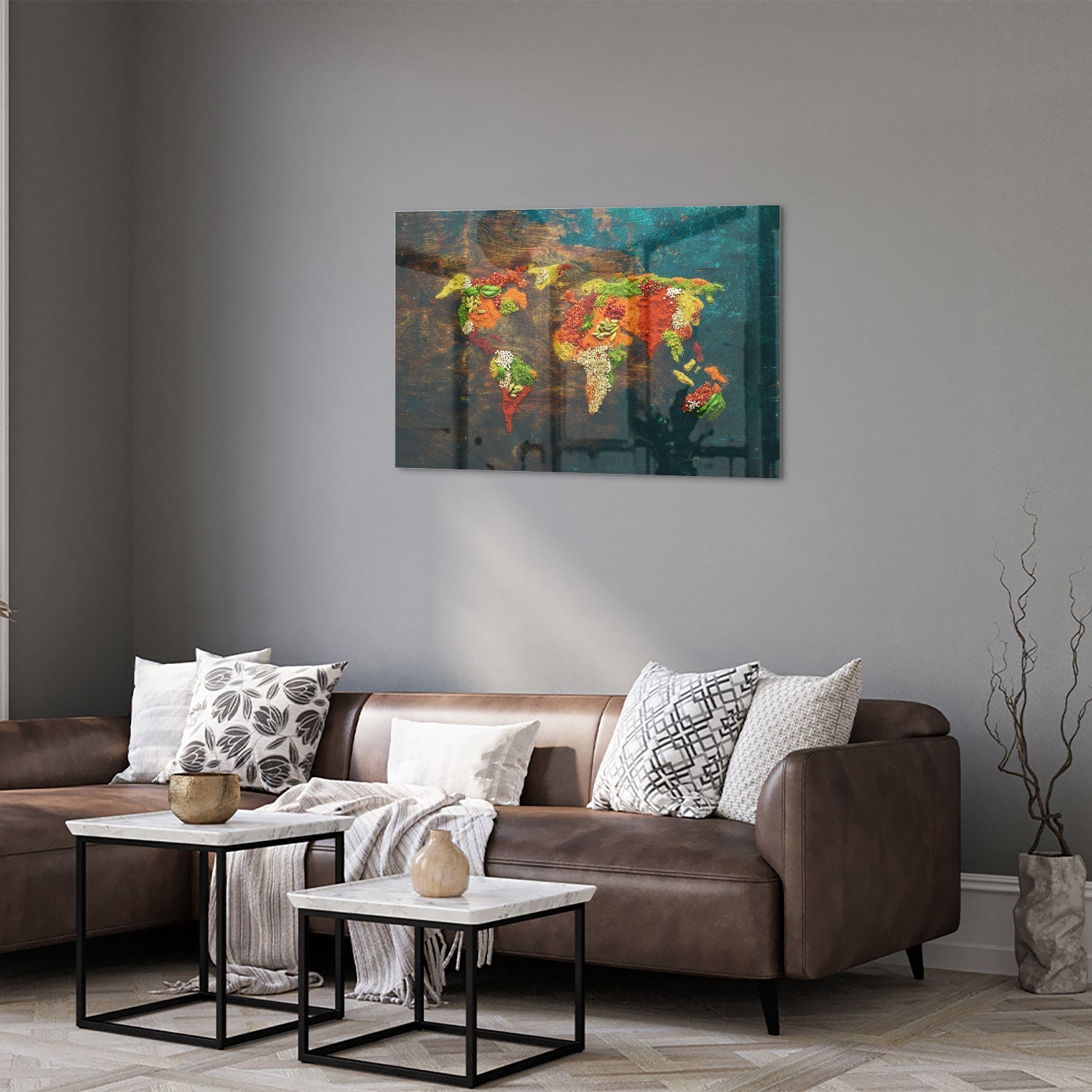 Kleurrijke glazen schilderij van een wereldkaart in een moderne woonkamer.