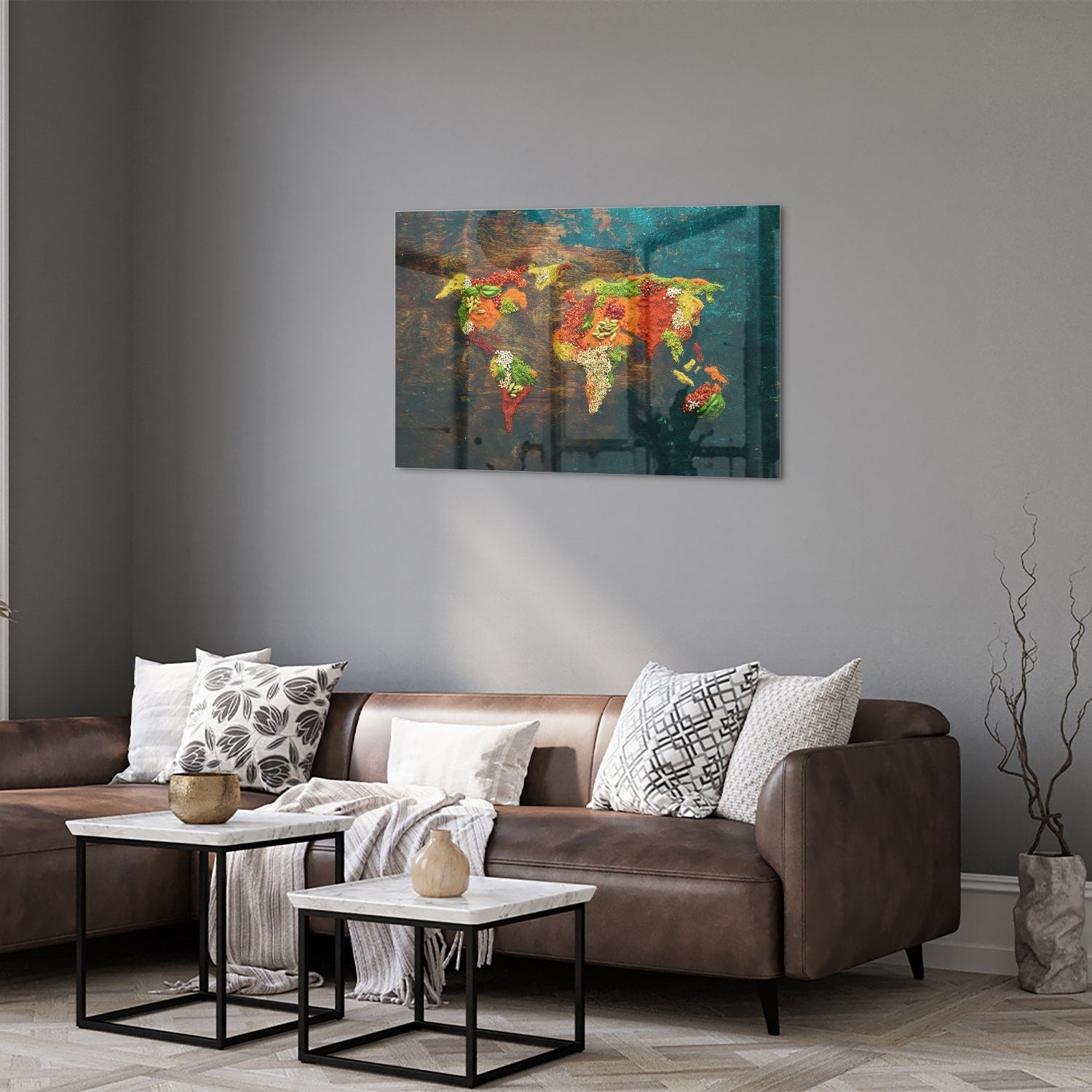 Kleurrijke glazen schilderij van een wereldkaart in een moderne woonkamer.