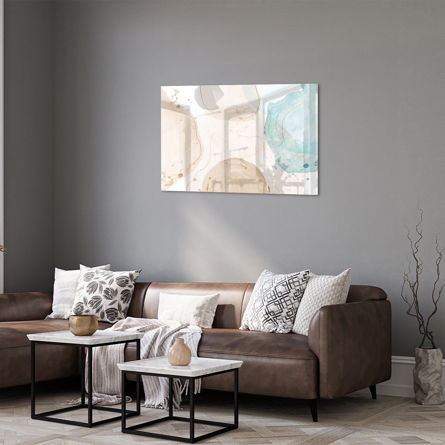 Elegante glazen schilderij met aqua en gouden tinten aan de muur.