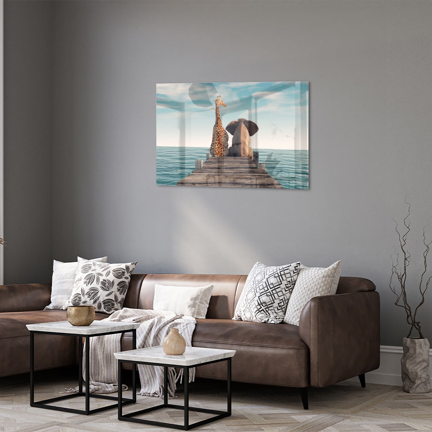 Glazen schilderij van een giraffe en olifant op een houten pier met zee op de achtergrond.