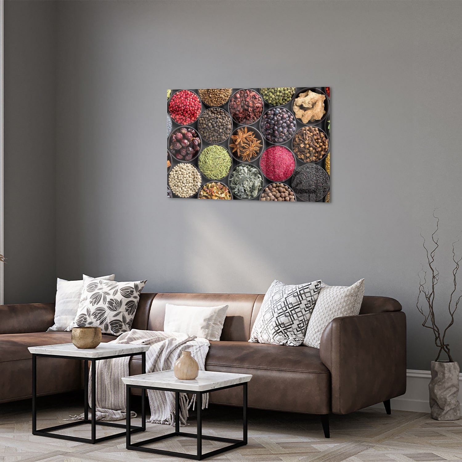 Kleurrijk glazen schilderij met diverse specerijen en kruiden in ronde schaaltjes