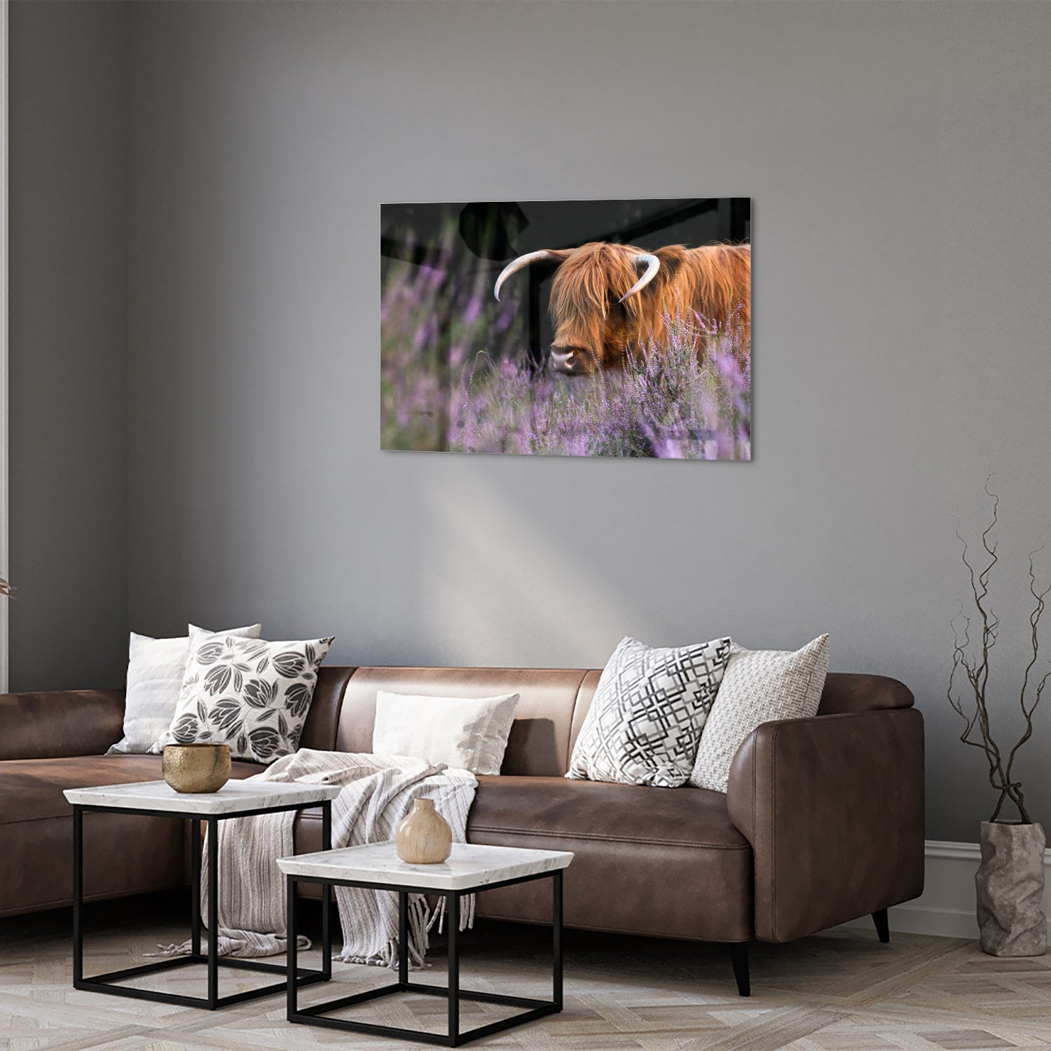 Glazen schilderij van een Schotse Hooglander met lavendel op de achtergrond.