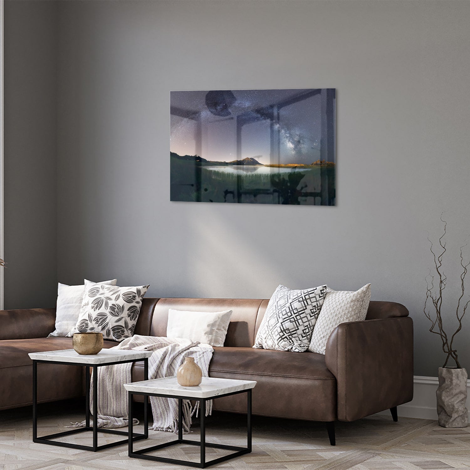 Glazen schilderij met sterrenhemel en bergen aan de wand
