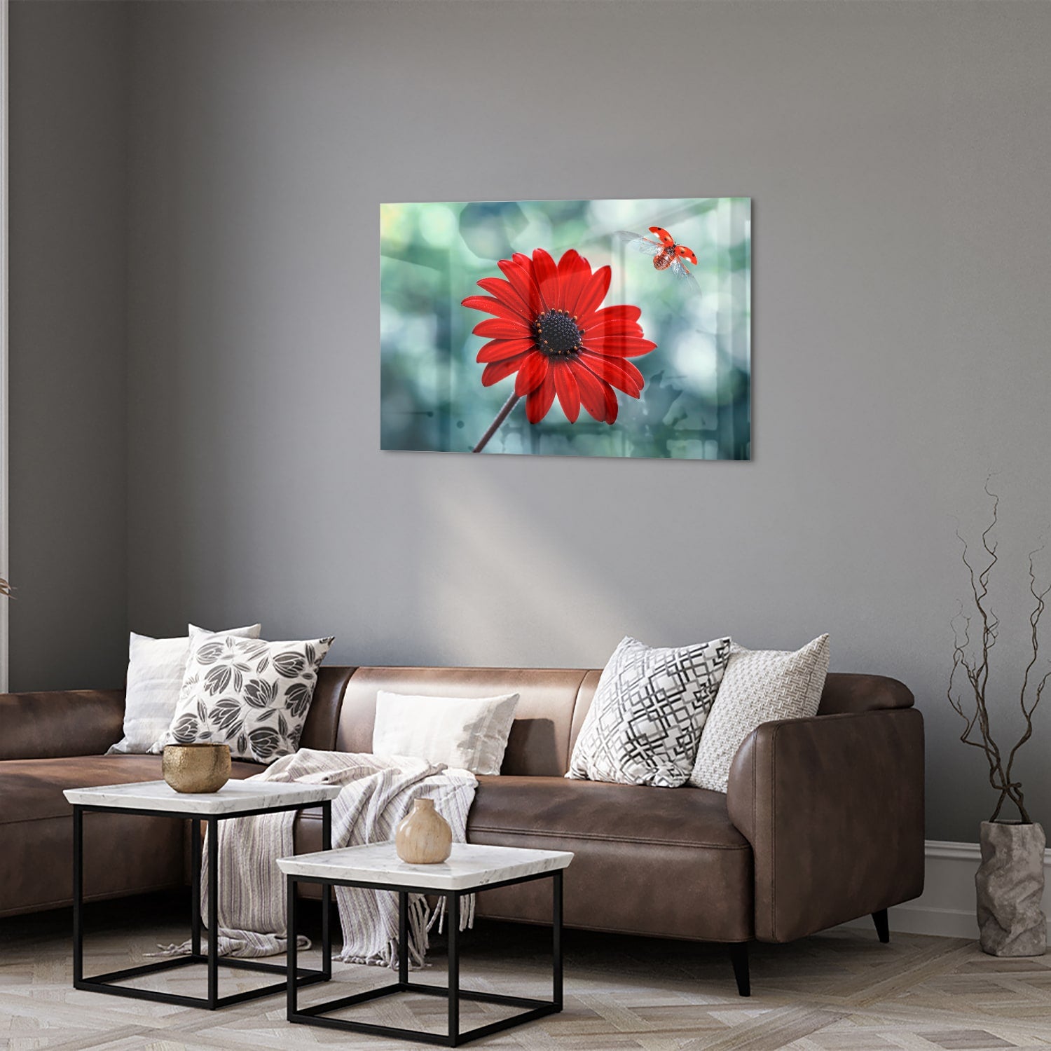 Glazen schilderij van een felrode dandelion tegen een zachte groene achtergrond.
