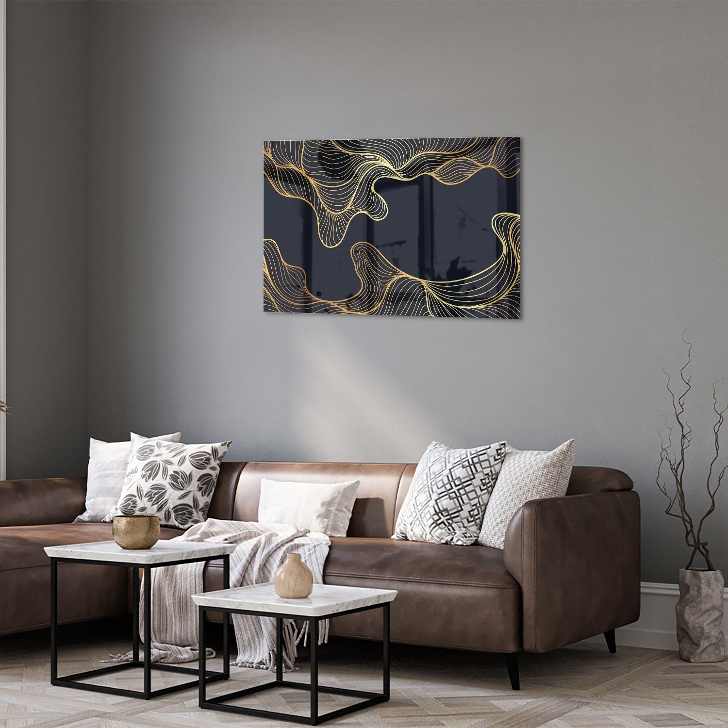 Glazen schilderij met gouden lijnen tegen een donkerblauwe achtergrond in een moderne woonkamer.