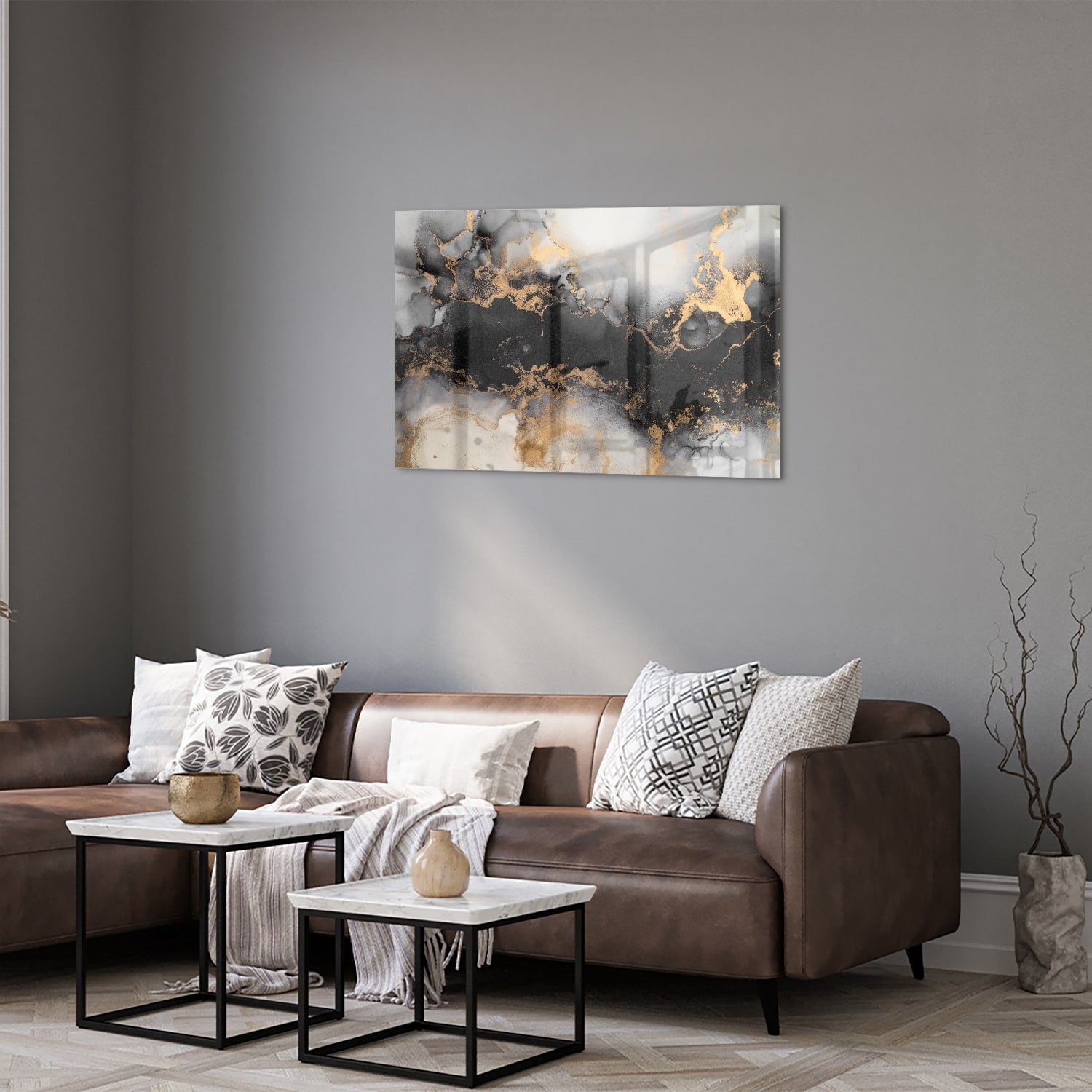 Glazen schilderij met zwarte en gouden abstracte patronen aan de muur boven een houten kast.