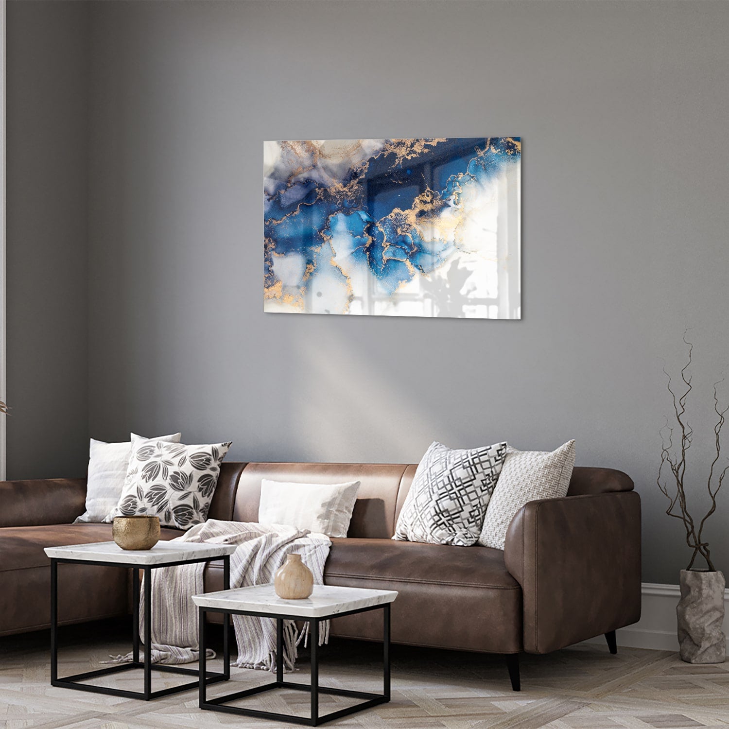 Prachtig glazen schilderij met blauwe en gouden patronen aan de muur.