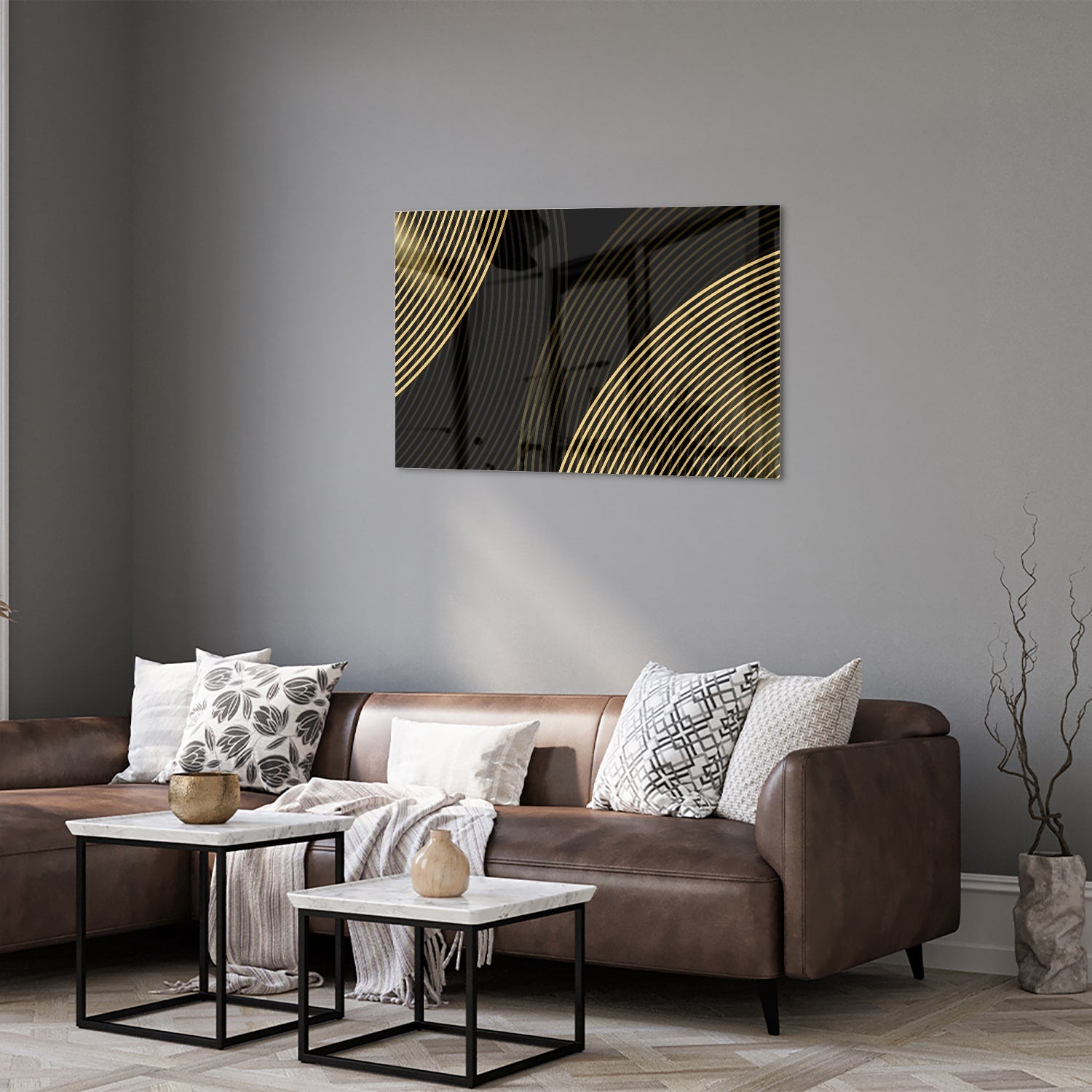 Glazen schilderij met gouden lijnen op zwarte achtergrond in stijlvolle ruimte.