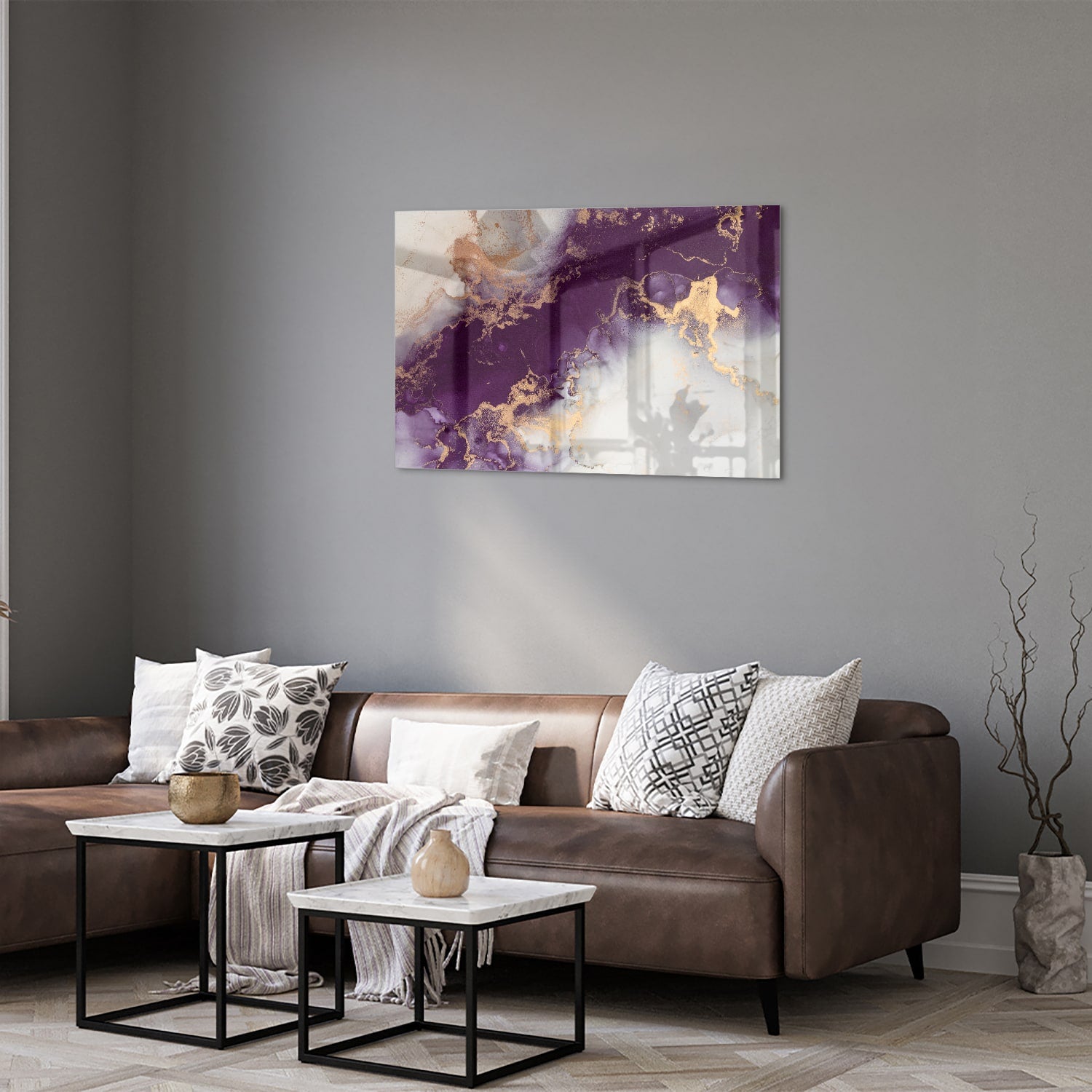 Een elegant paarse glazen schilderij met gouden accenten aan een muur in moderne woonkamer.