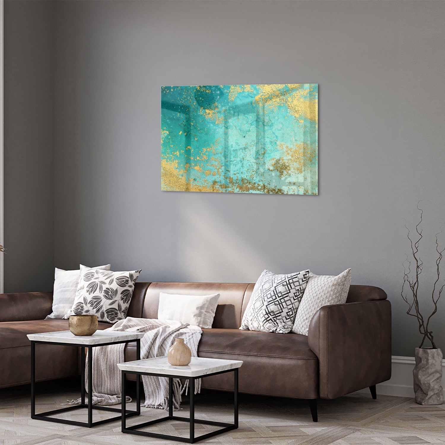 Glazen schilderij met turquoise en gouden accenten aan de muur