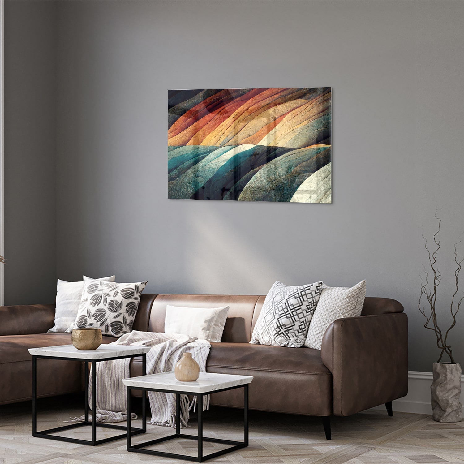 Abstract glazen schilderij met gekleurde golven in een moderne woonkamer.