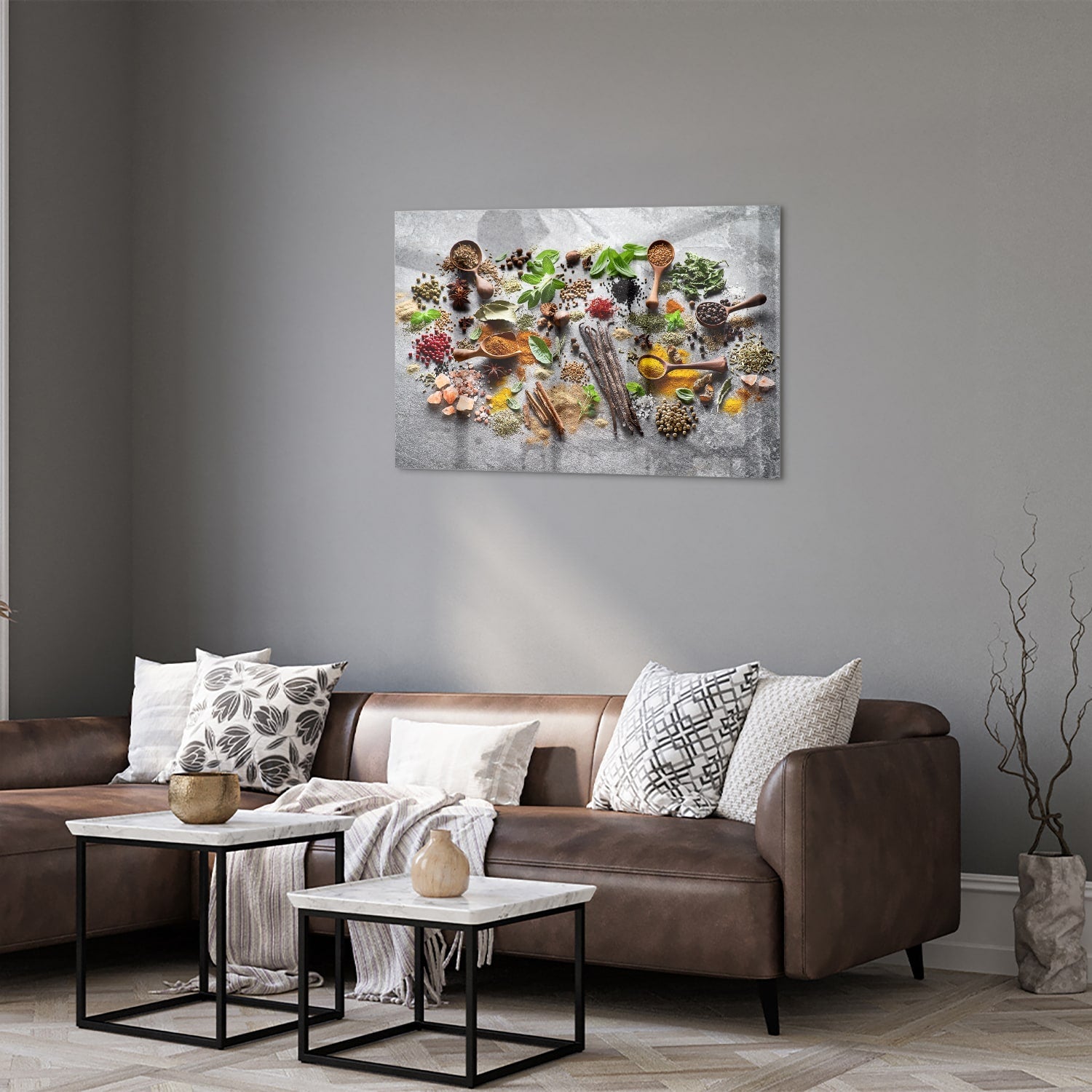 Glazen schilderij met een artistieke weergave van kruiden en specerijen in een gezellige keukenomgeving.