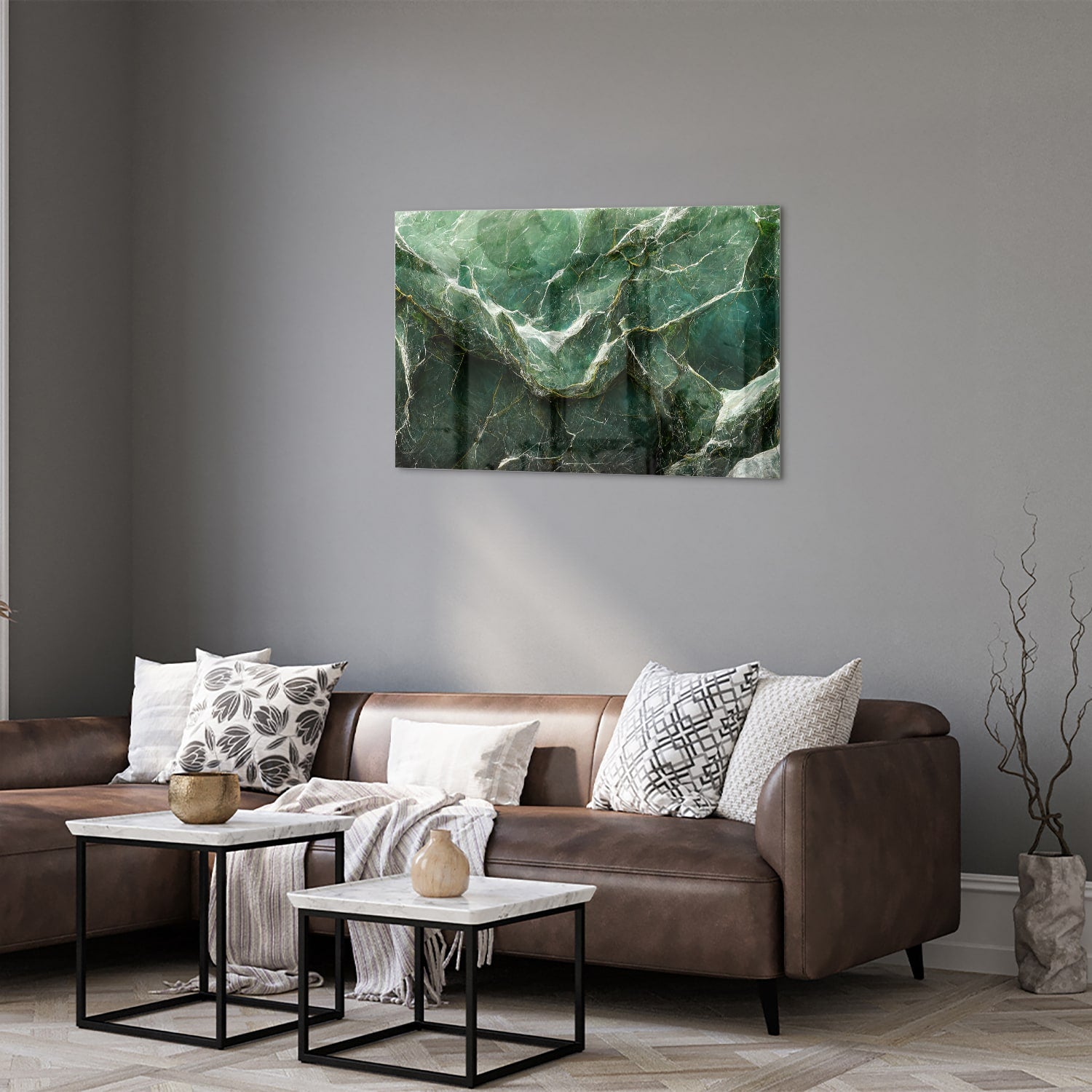 Glas schilderij met marmerpatroon in groene tinten, hangt aan de muur.