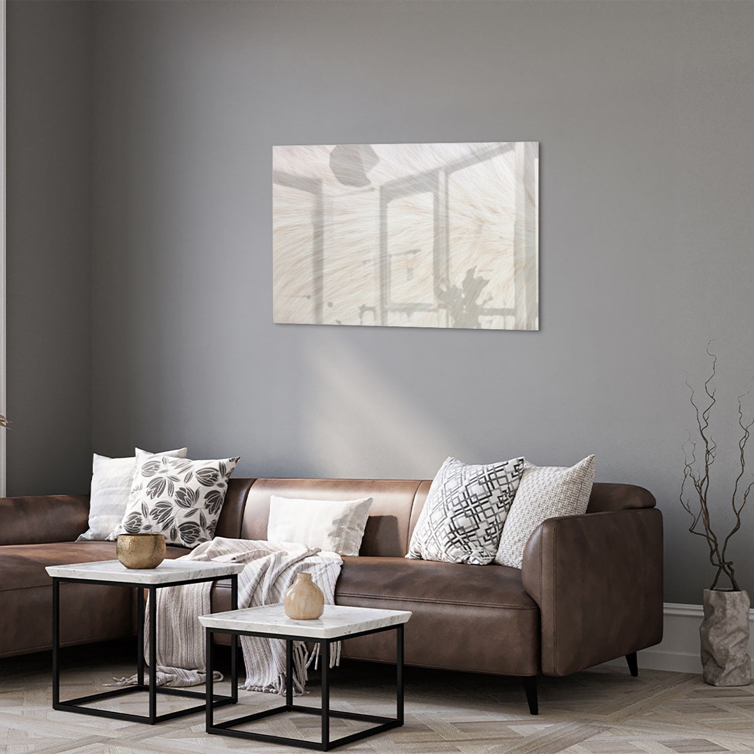 Minimalistisch glazen schilderij met een subtiel natuurthema aan de muur.