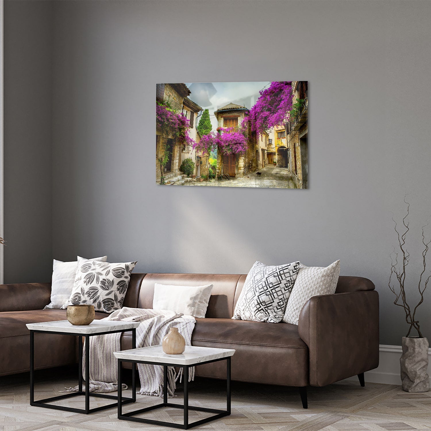 Glazen schilderij met een prachtig straatzicht en paarse bloesems in een helder interieur.