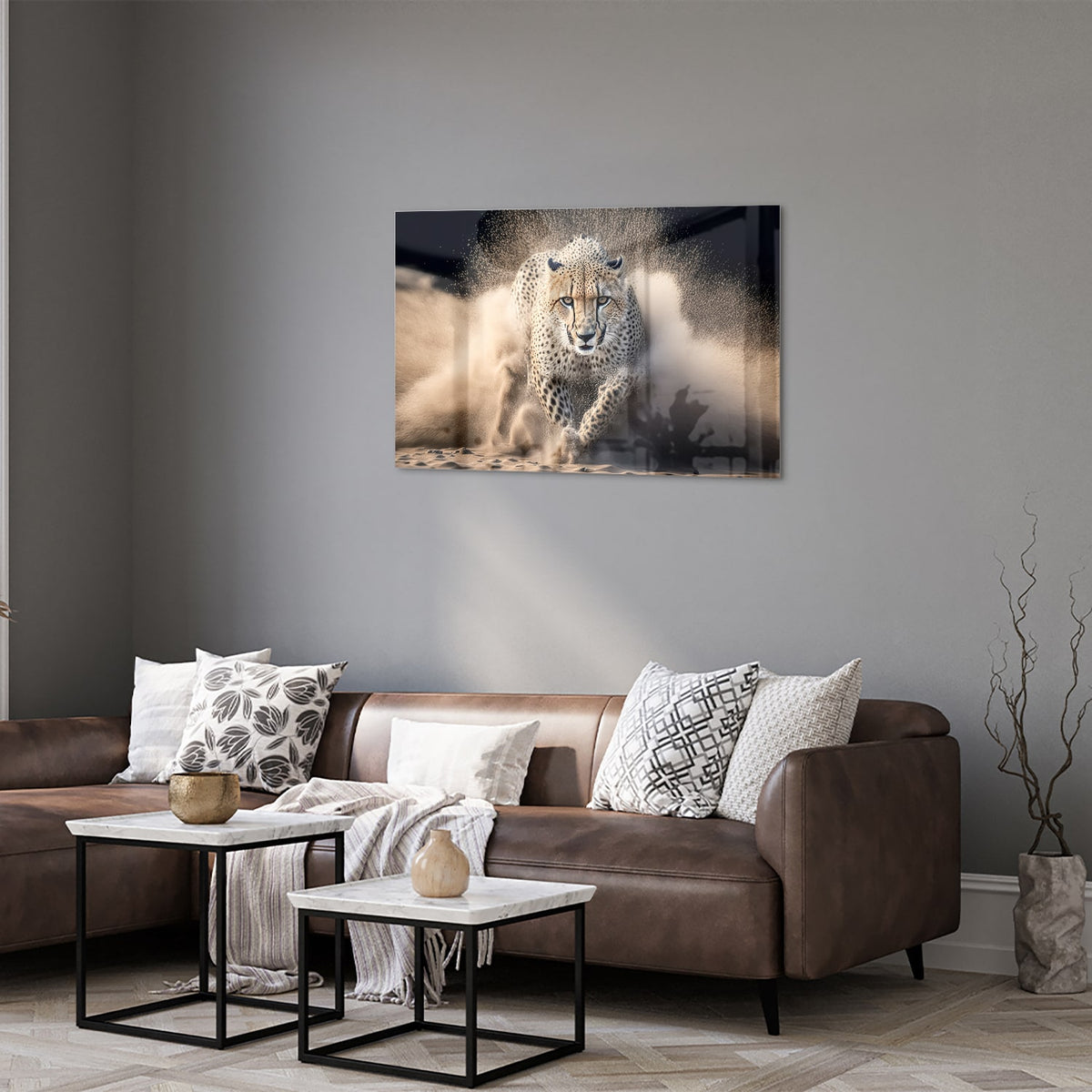 Glazen schilderij van een jachtluipaard die door zand rent in een moderne woonkamer.