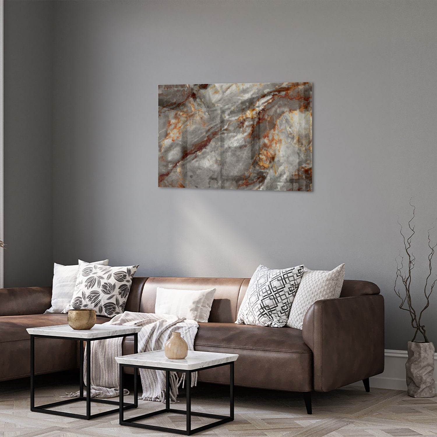 Glazen schilderij met marmerlook in grijs en oranje aan de muur