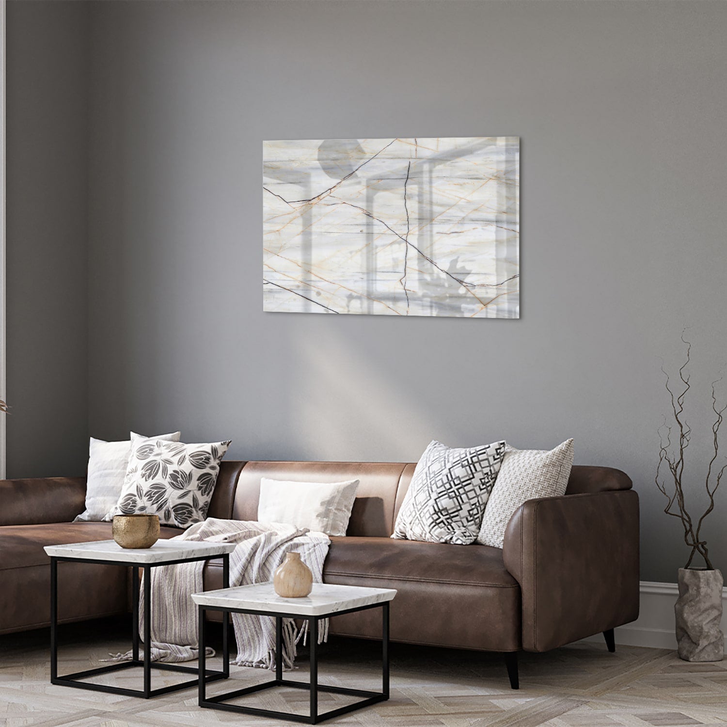 Elegante glazen schilderij met marmerpatroon en gouden lijnen in een moderne woonkamer.