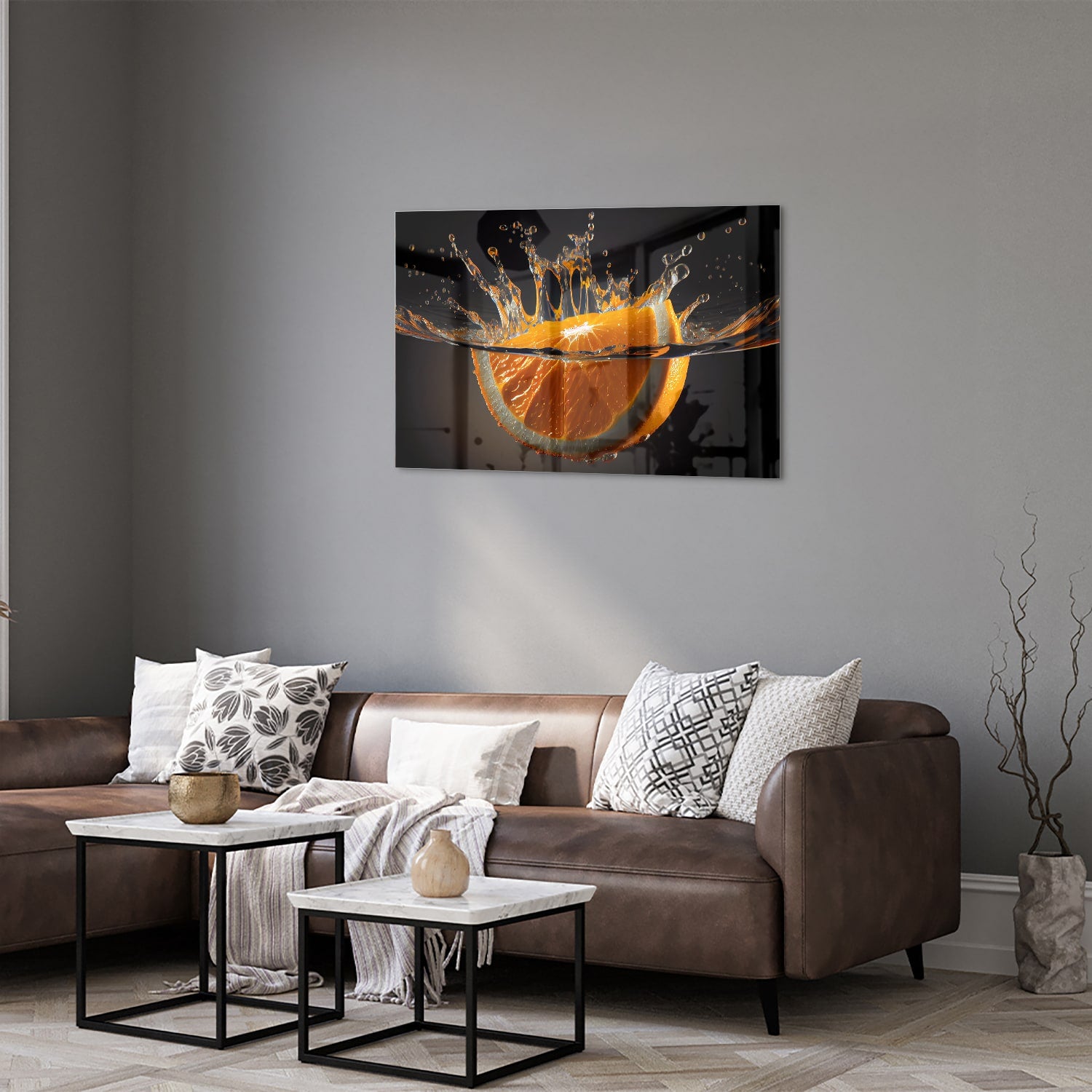 Glazen schilderij van een spetterende sinaasappel boven water.