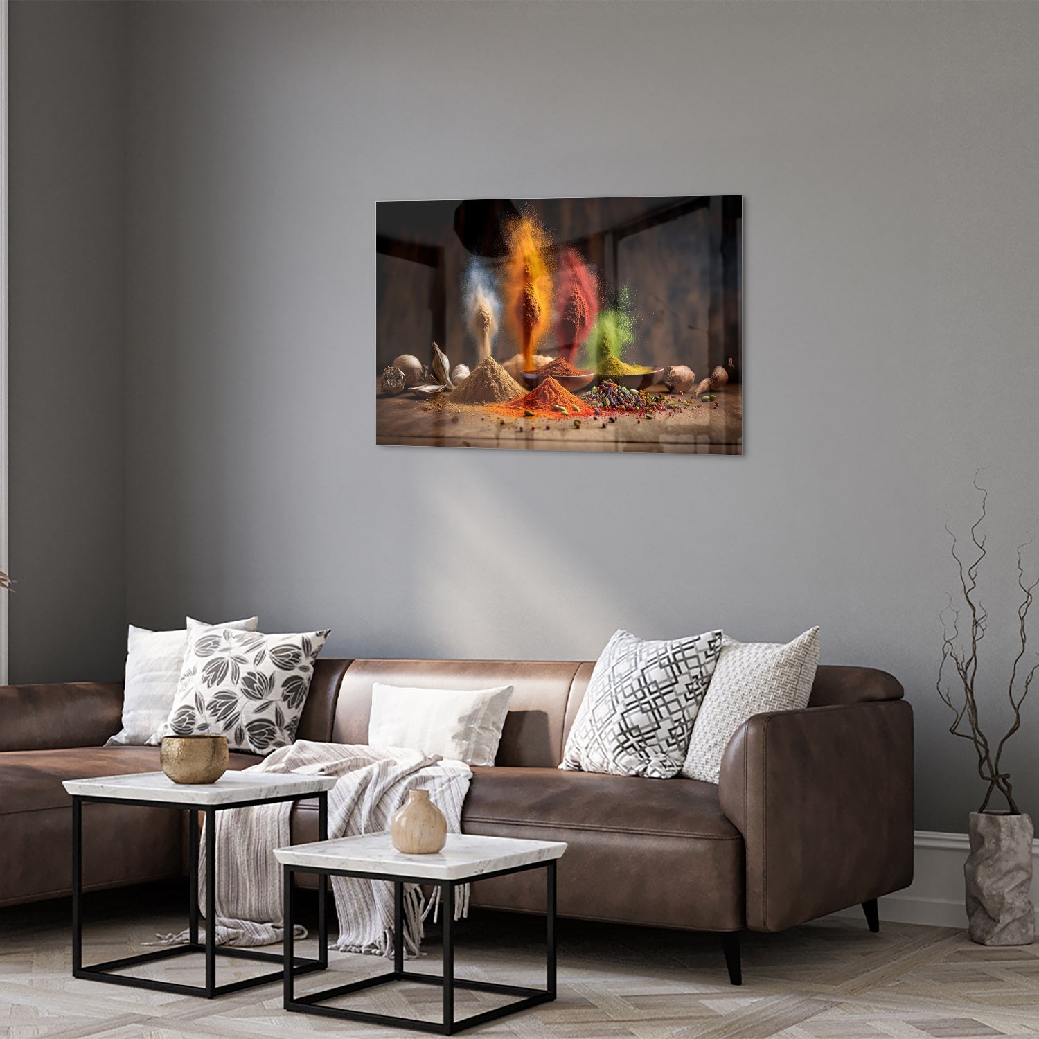 Glazen schilderij met een kleurrijke weergave van specerijen op een houten tafel.