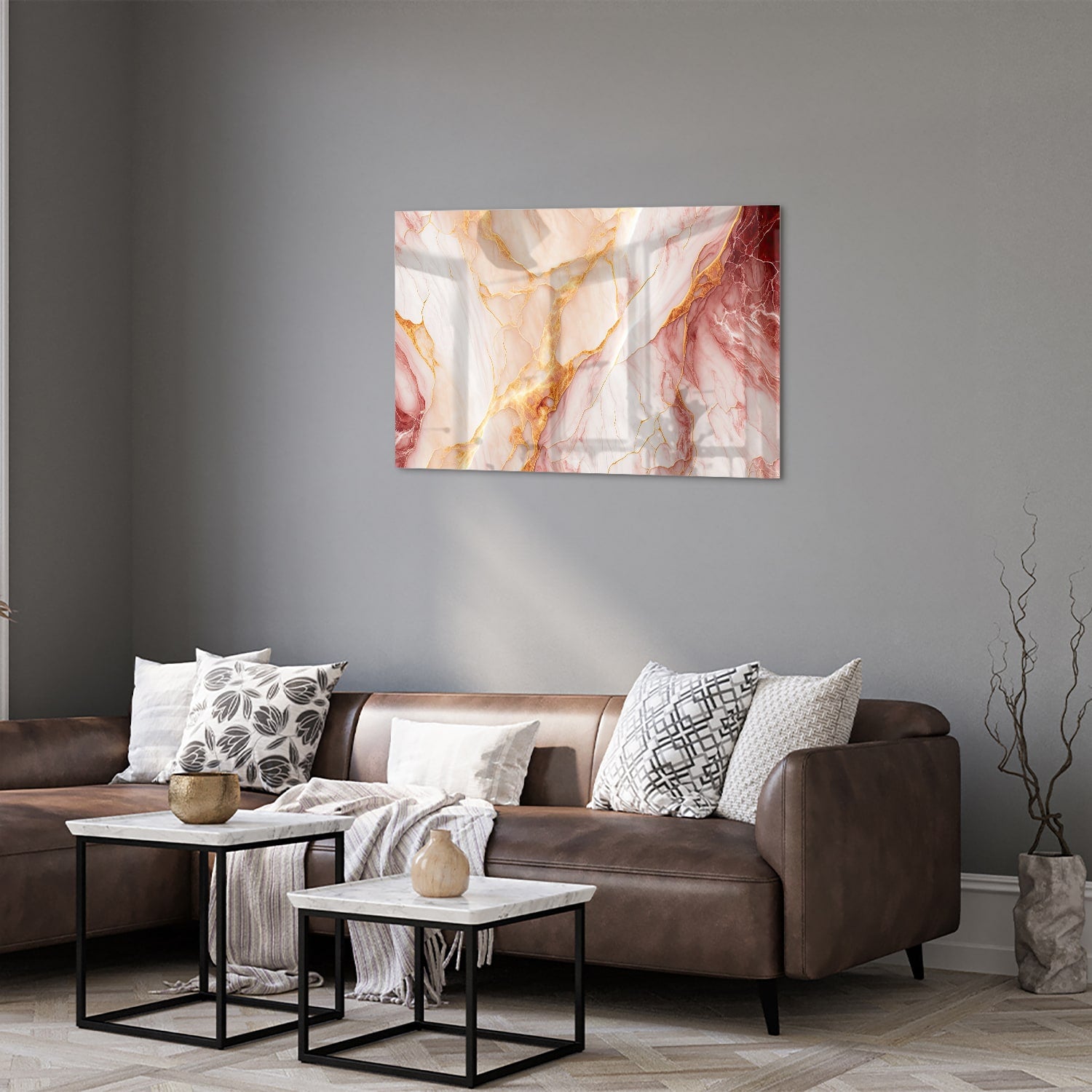 Elegante glazen schilderij met rozen en gouden tinten aan de muur.