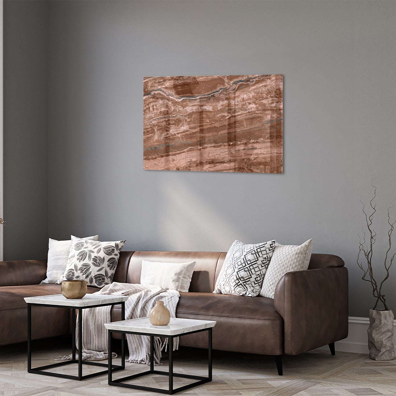 Glazen schilderij in aardetinten hangt aan een lichte muur boven een houten meubelstuk.
