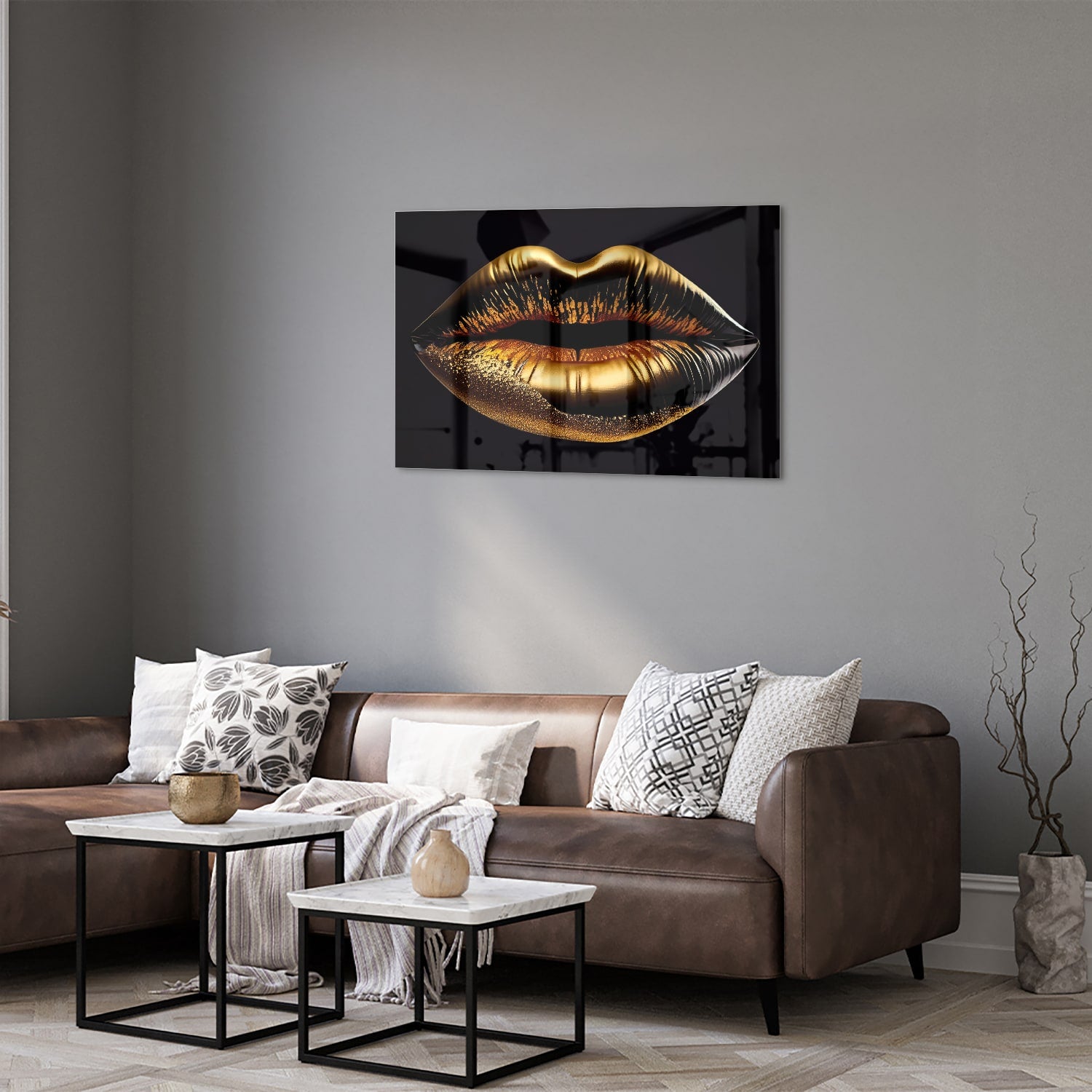Glazen schilderij van gouden lippen tegen een lichte muur.