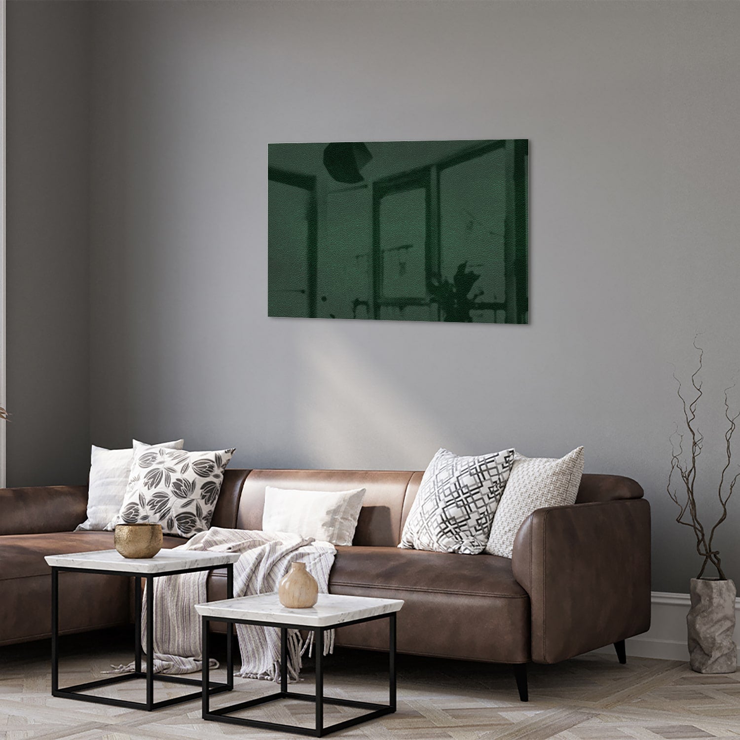 Een groen glazen schilderij aan de muur in een lichte woonkamer