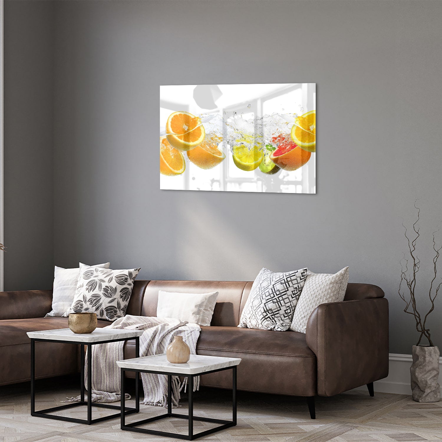 Glazen schilderij met sinaasappels en limoenen in water.